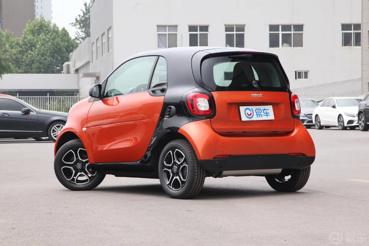 smart fortwo0.9T 66千瓦硬顶动擎版 国VI侧后45度车头向左水平