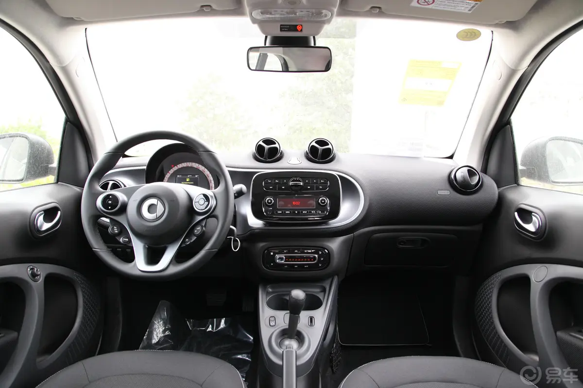 smart fortwo0.9T 66千瓦硬顶风擎版 国VI内饰