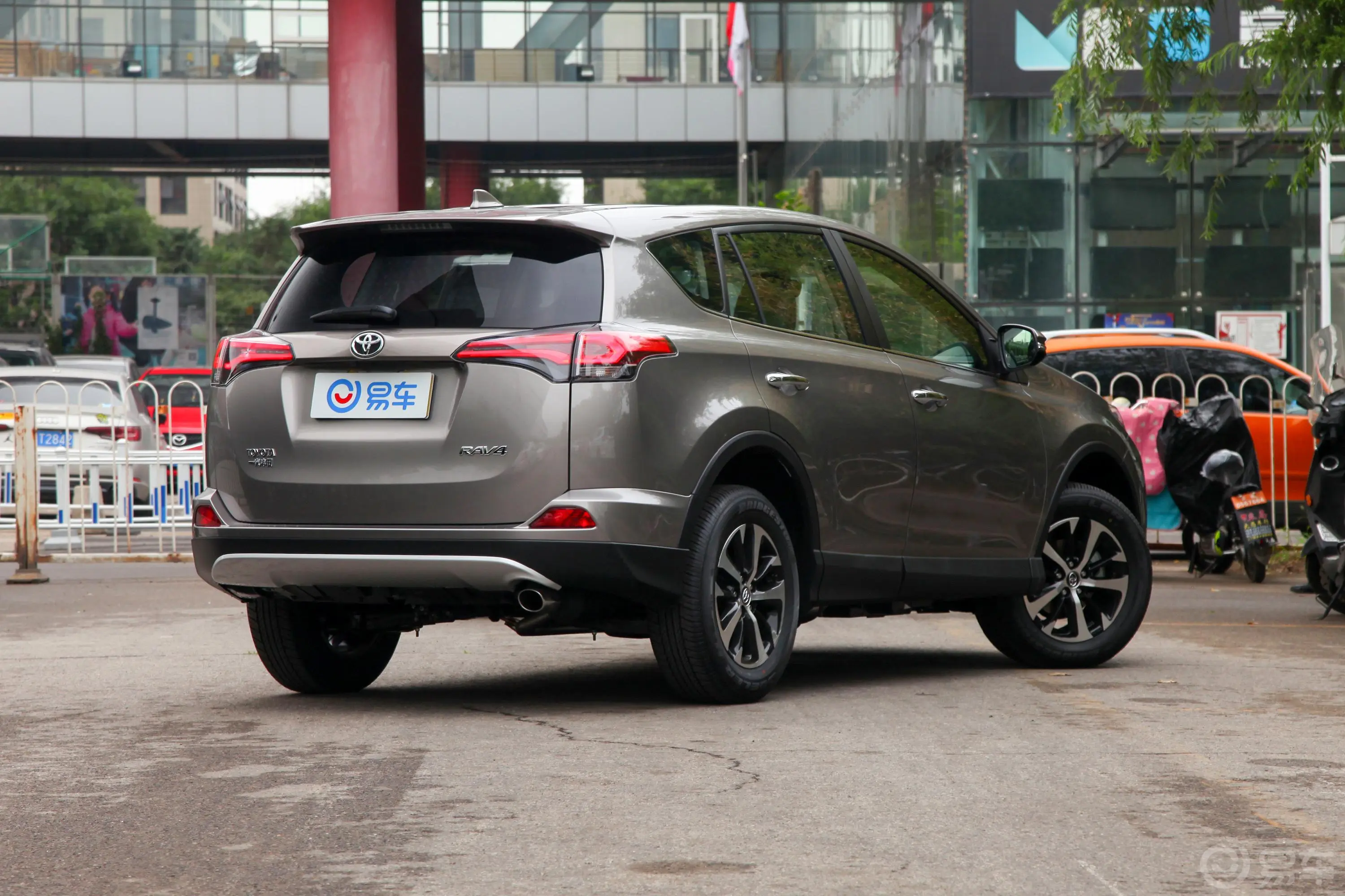 RAV4荣放2.0L CVT 两驱 智尚版 国VI侧后45度车头向右水平