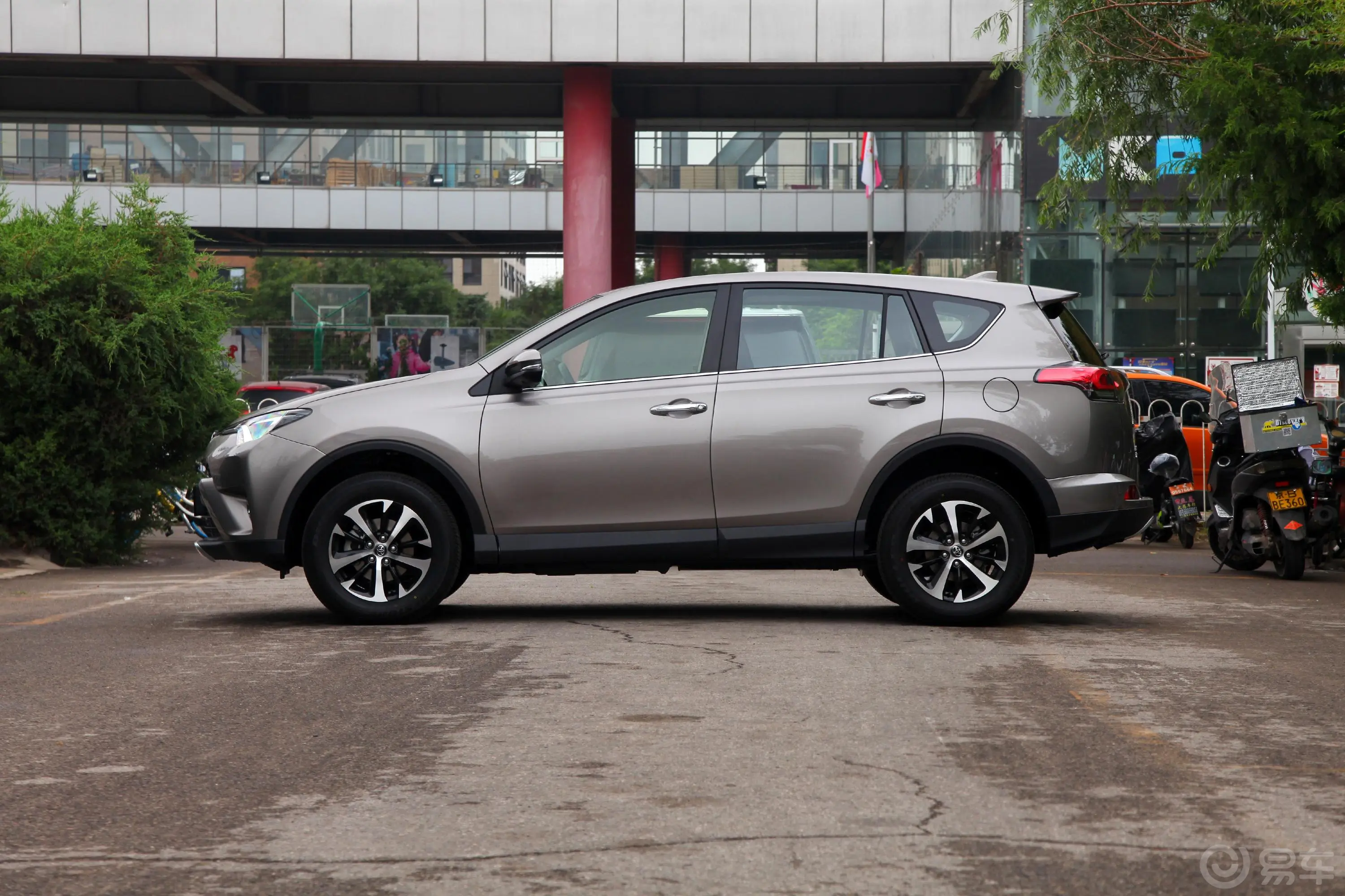 RAV4荣放2.0L CVT 两驱 智尚版 国VI正侧车头向左水平