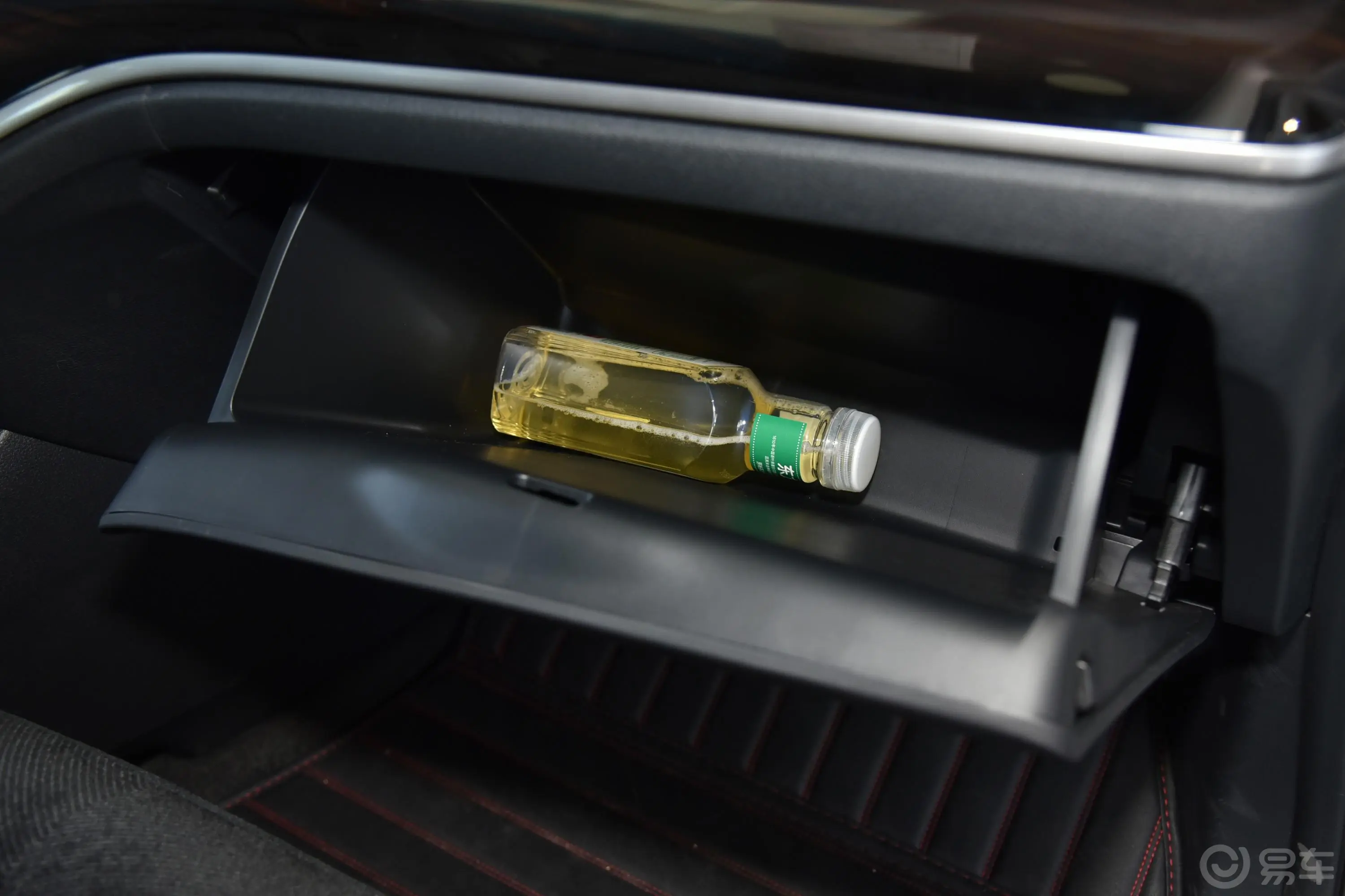 奥德赛2.4L CVT 舒适版手套箱空间水瓶横置