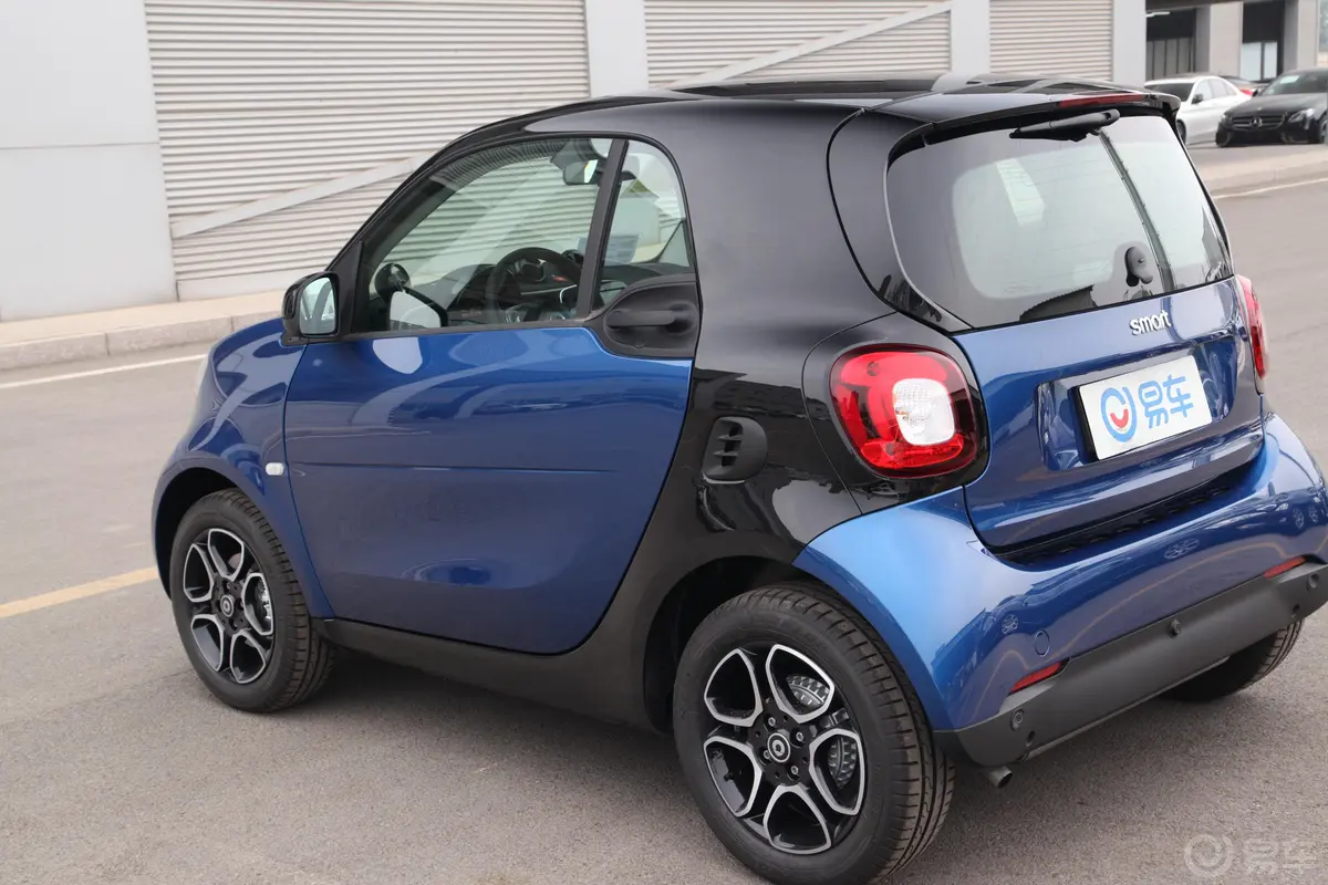 smart fortwo0.9T 66千瓦硬顶先锋版 国VI外观