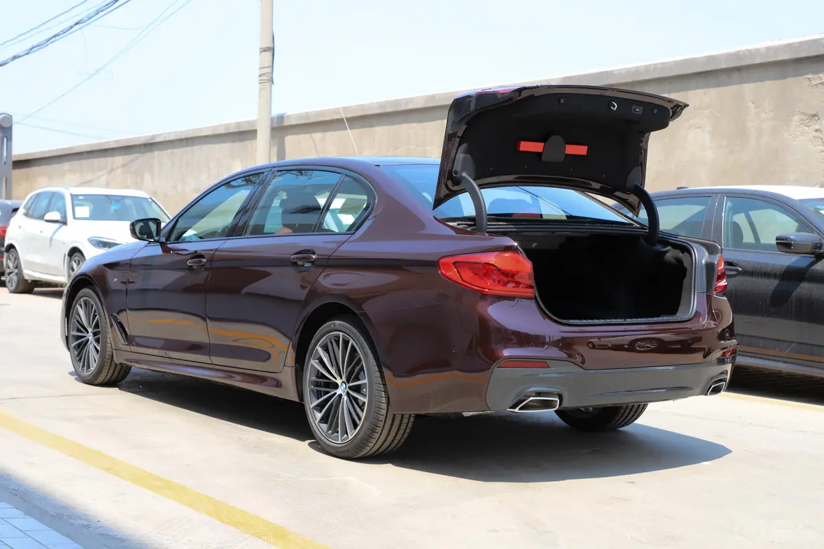 宝马5系改款 530Li xDrive M运动套装后备厢开启45度侧拍