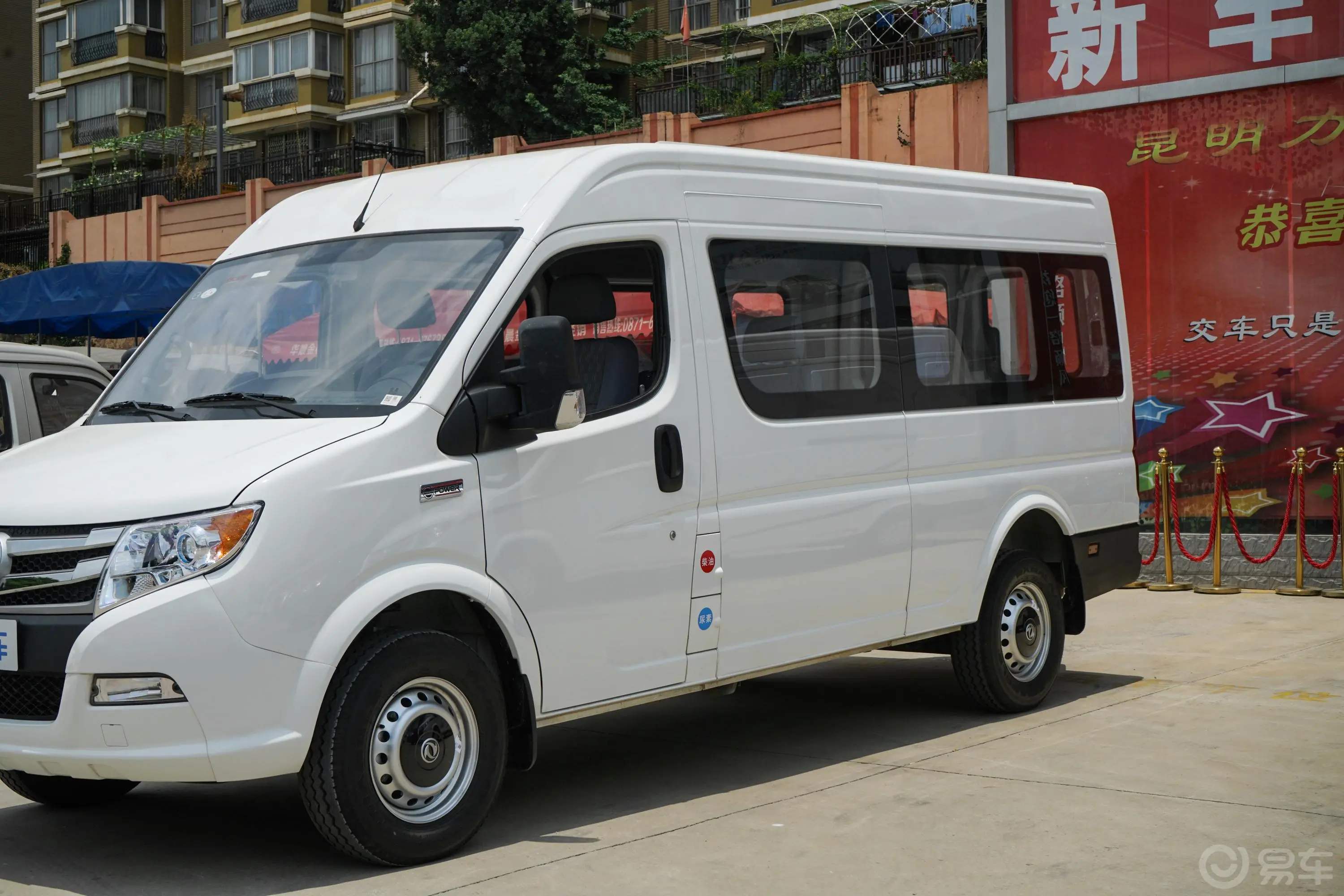 御风A100 2.5T 手动 物流50M ZD25(明窗) 9座外观