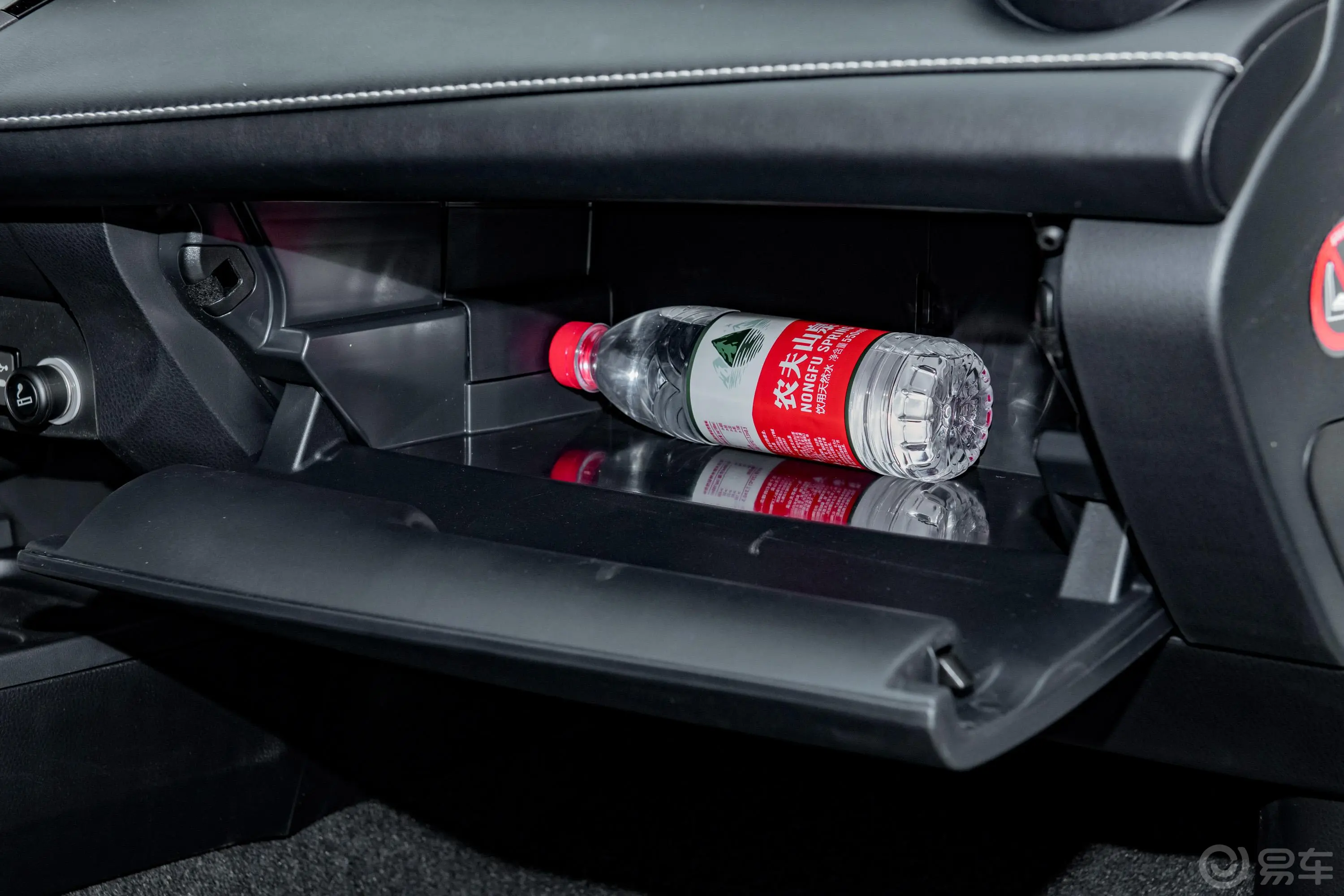RAV4荣放2.0L CVT 两驱 舒适版 国VI手套箱空间水瓶横置