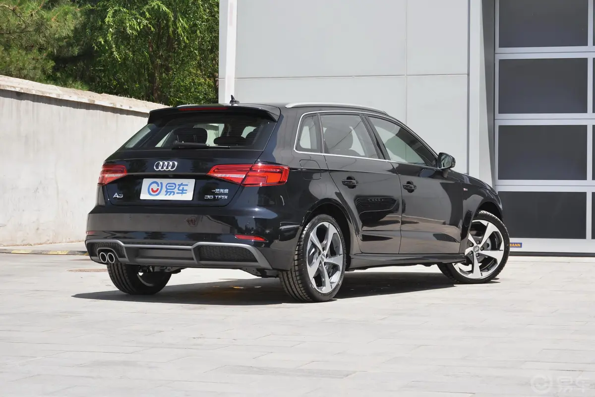 奥迪A3Sportback 35TFSI 运动版 国V侧后45度车头向右水平