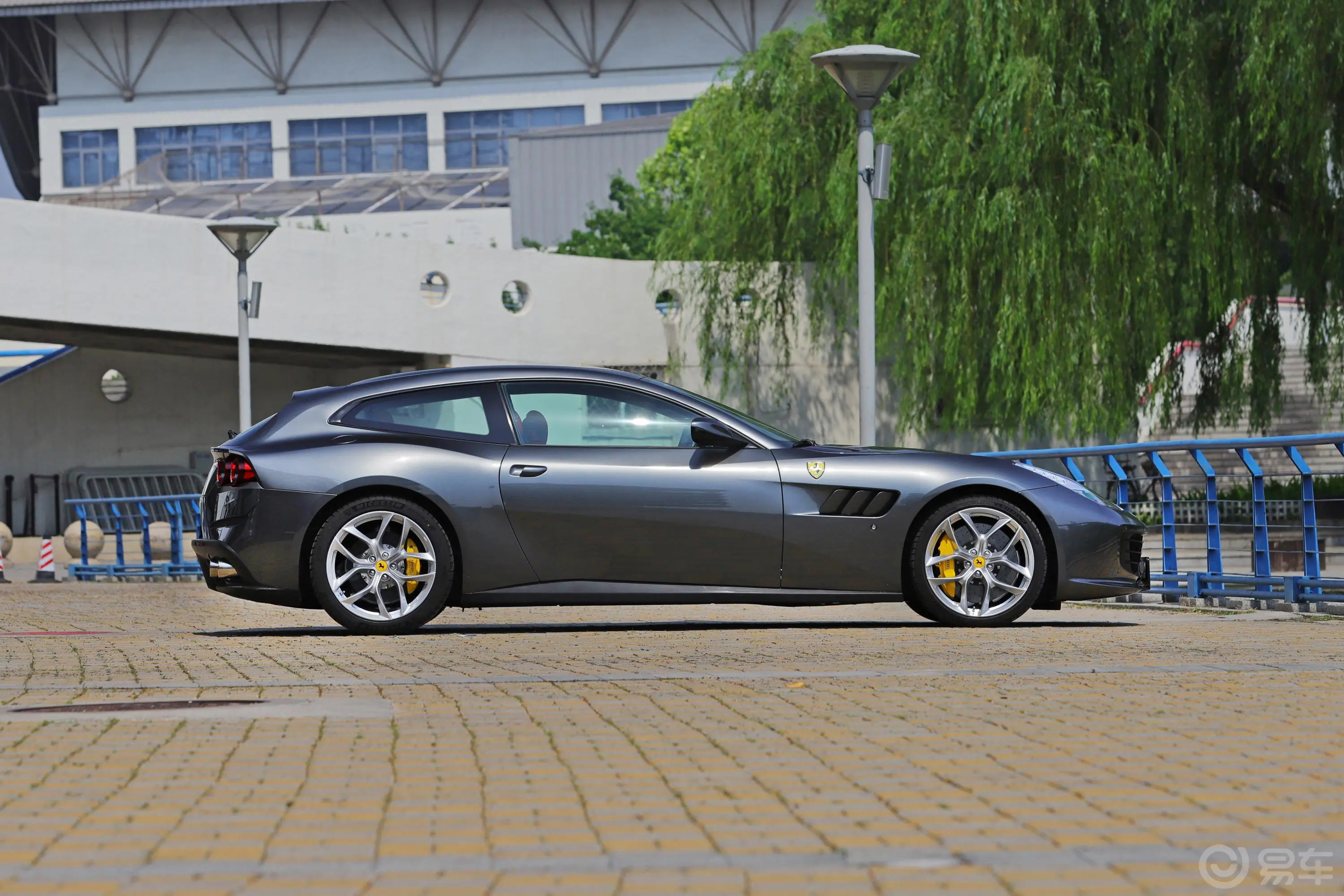 GTC4Lusso3.9T V8正侧车头向右水平