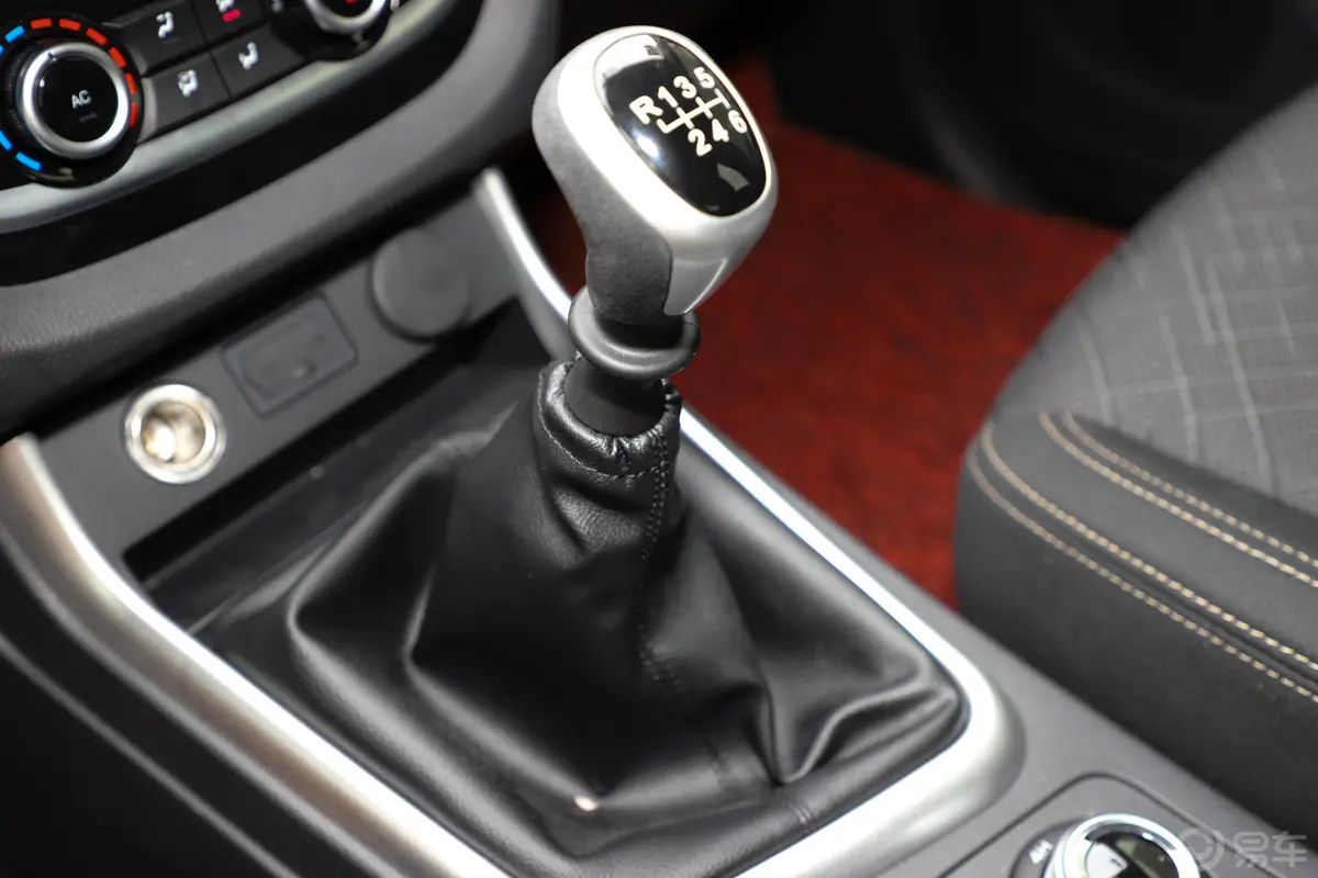 瑞迈S标轴版 2.5T 手动 四驱 豪华款 柴油 国V换挡杆