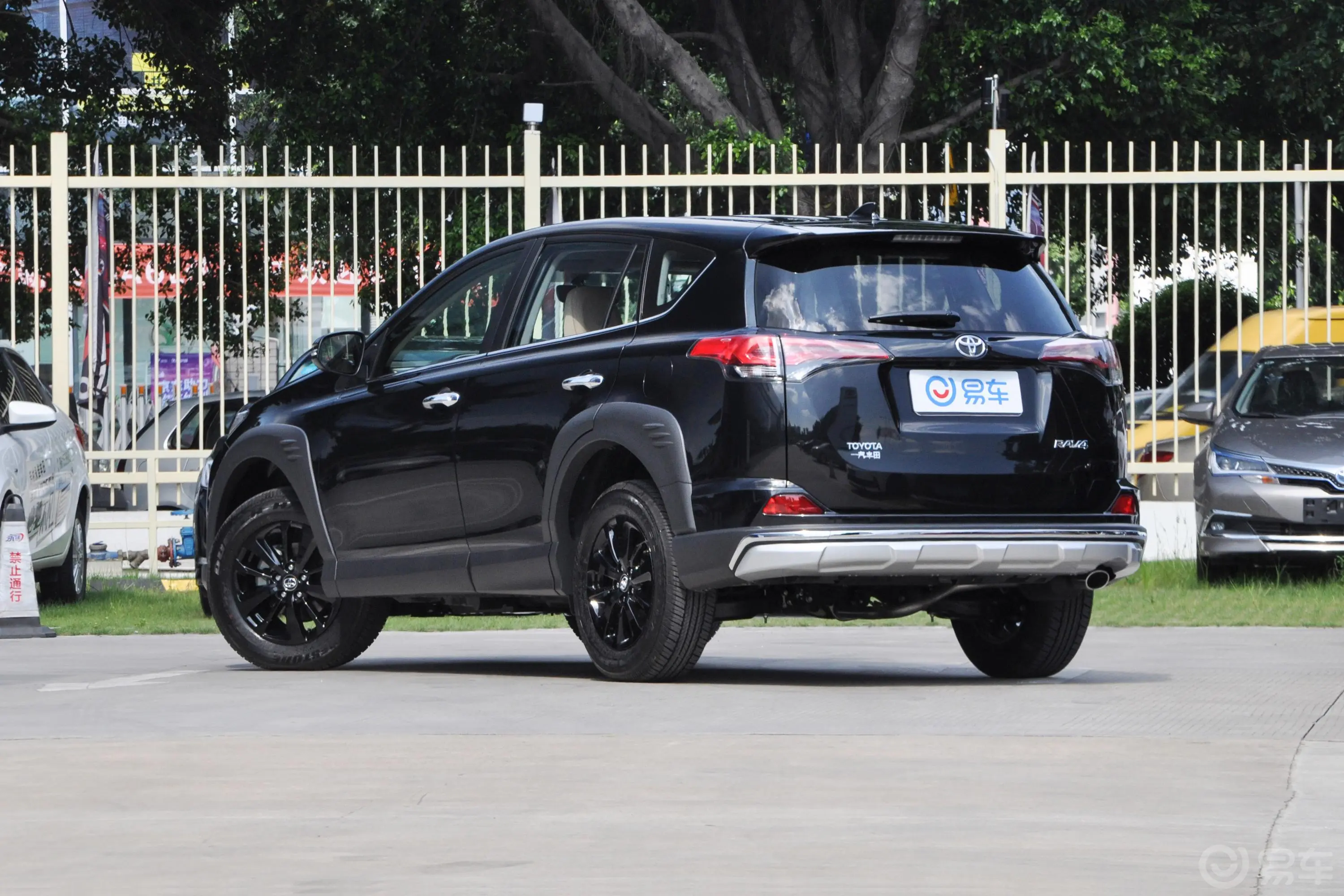 RAV4荣放2.0L CVT 两驱 风尚X限量版 国VI侧后45度车头向左水平