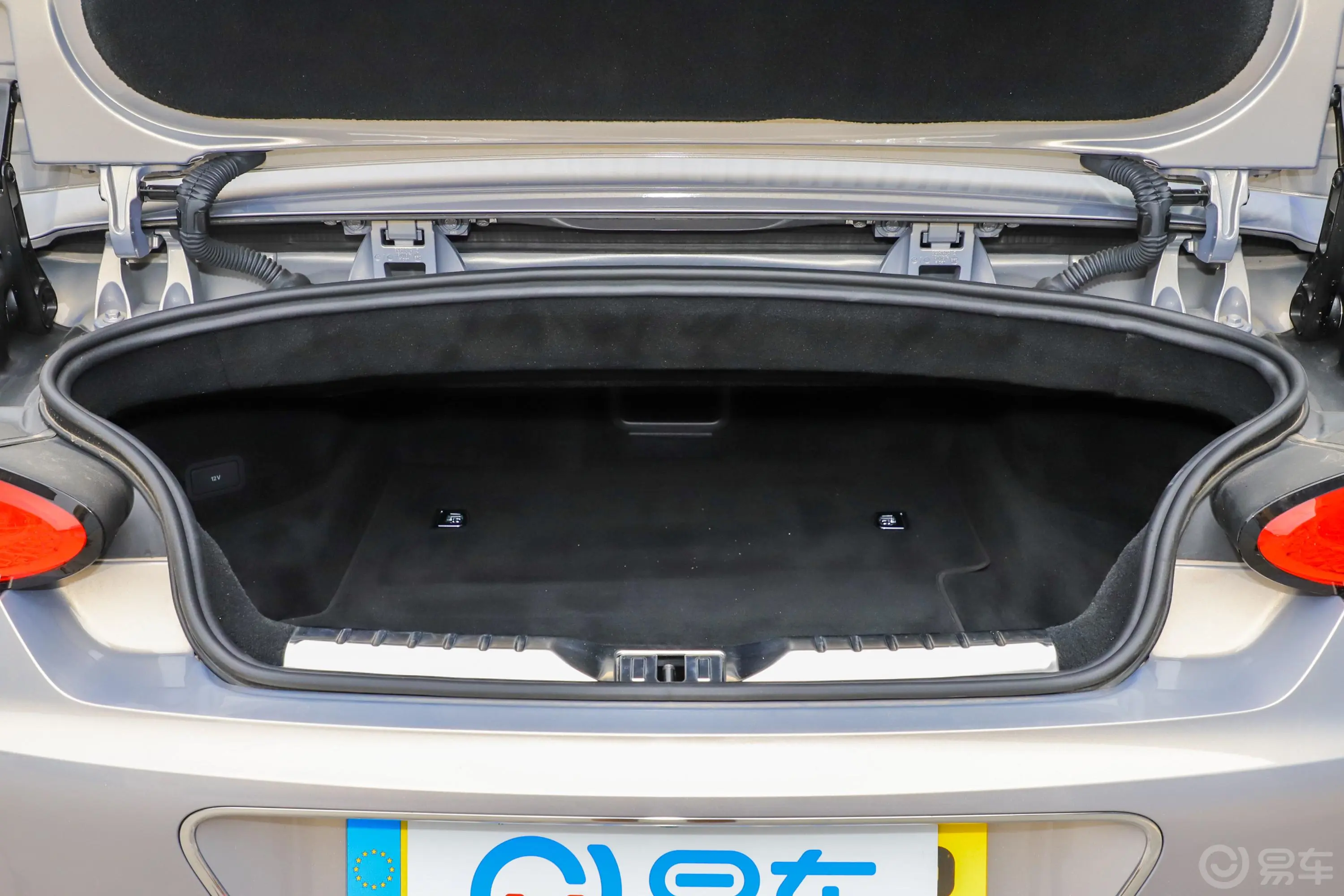 欧陆GT 6.0T W12 敞篷版后备厢空间特写