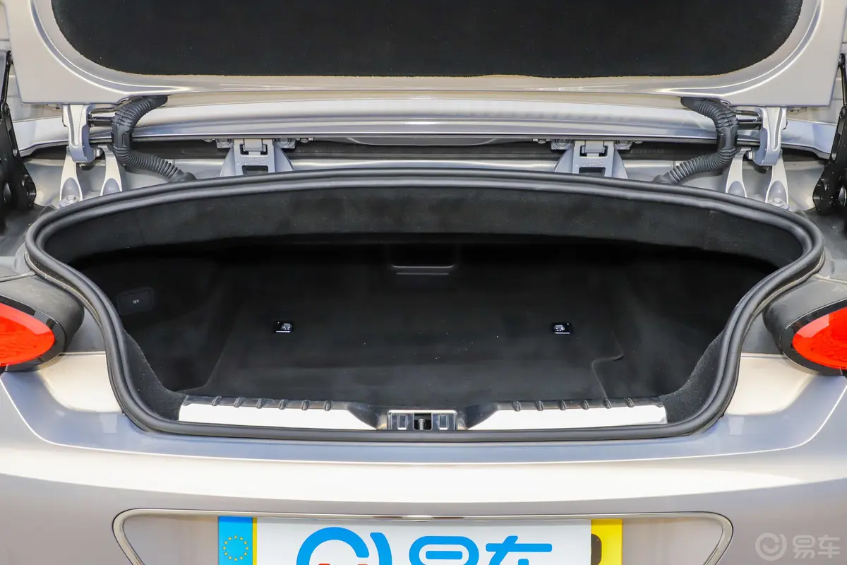 欧陆GT 6.0T W12 敞篷版后备厢空间特写