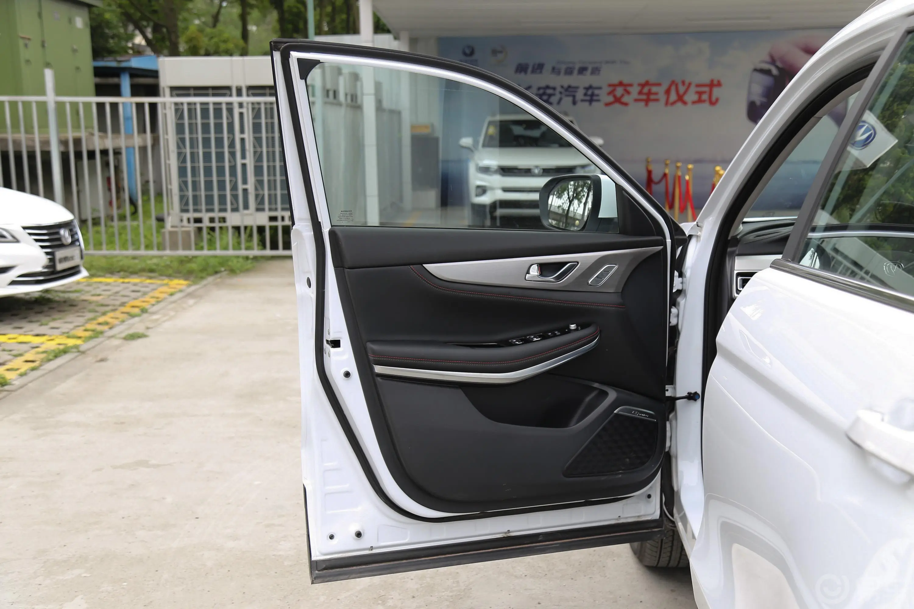 长安CS75 PHEV1.5T 进取版 国V驾驶员侧前车门