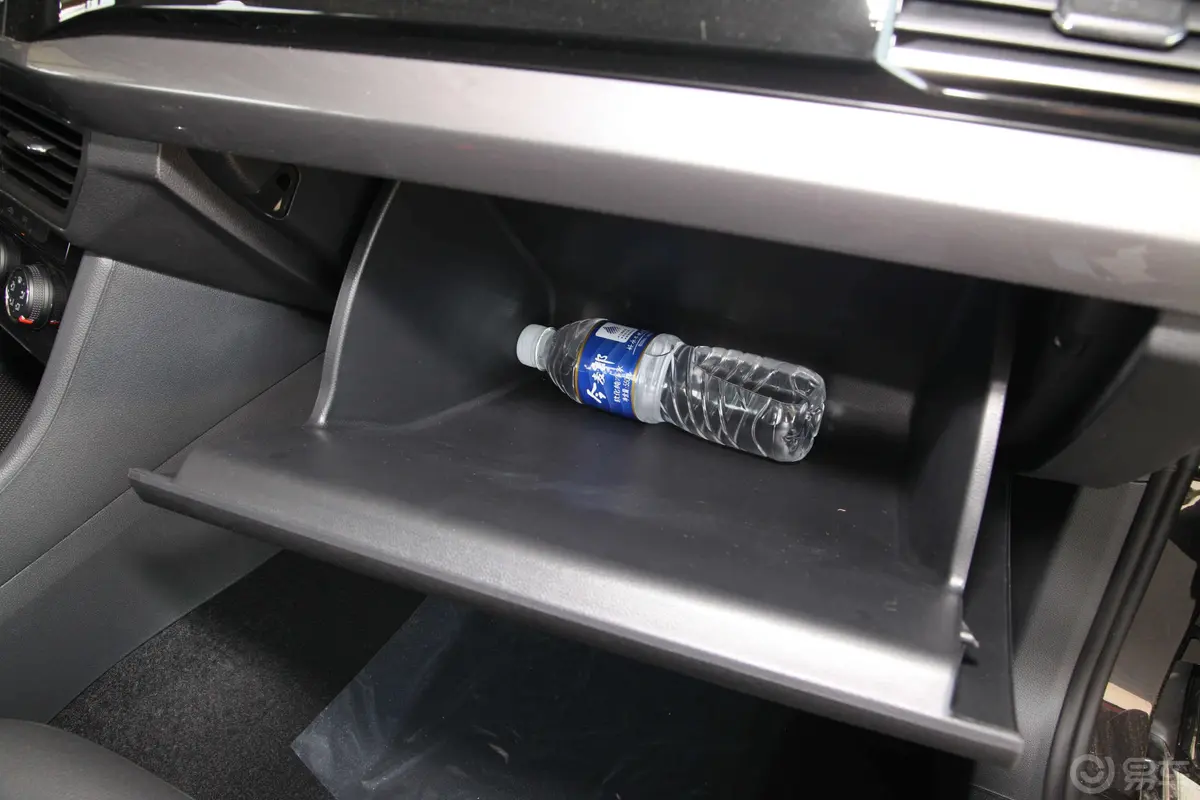 宝来改款 1.5L 手动 舒适型 国VI手套箱空间水瓶横置