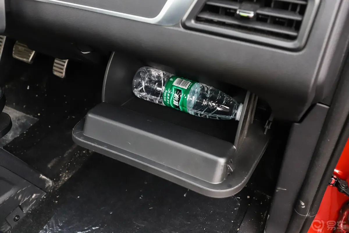 众泰E200Pro手套箱空间水瓶横置