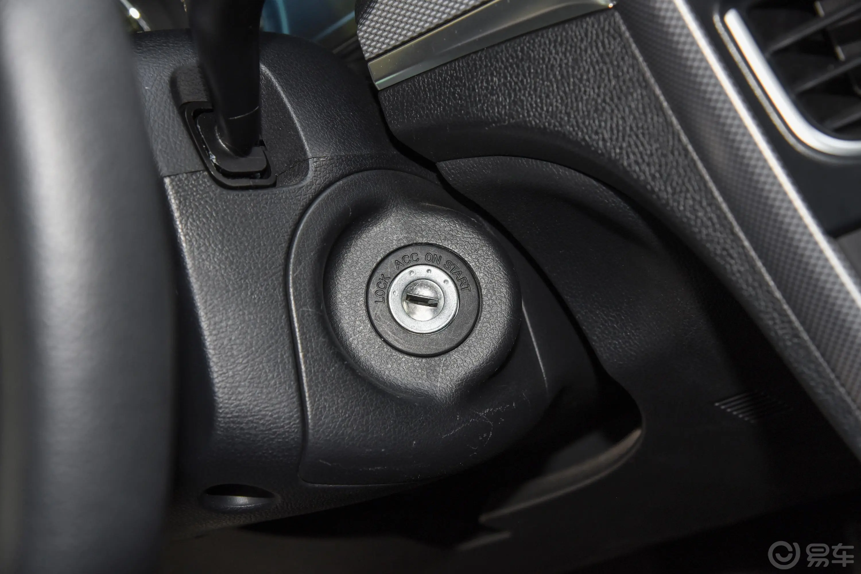 奔腾B30 EV豪华版钥匙孔或一键启动按键