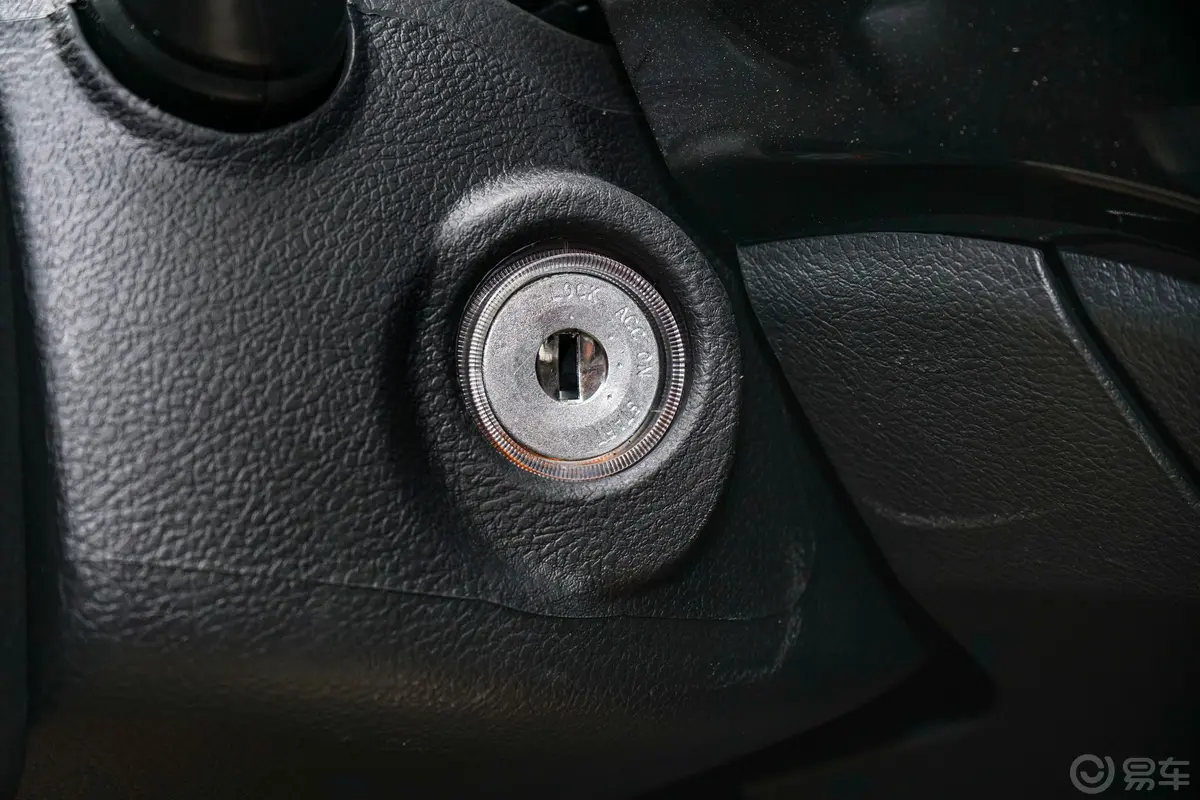 揽福1.9T 手动 两驱 豪华版 7座 柴油钥匙孔或一键启动按键