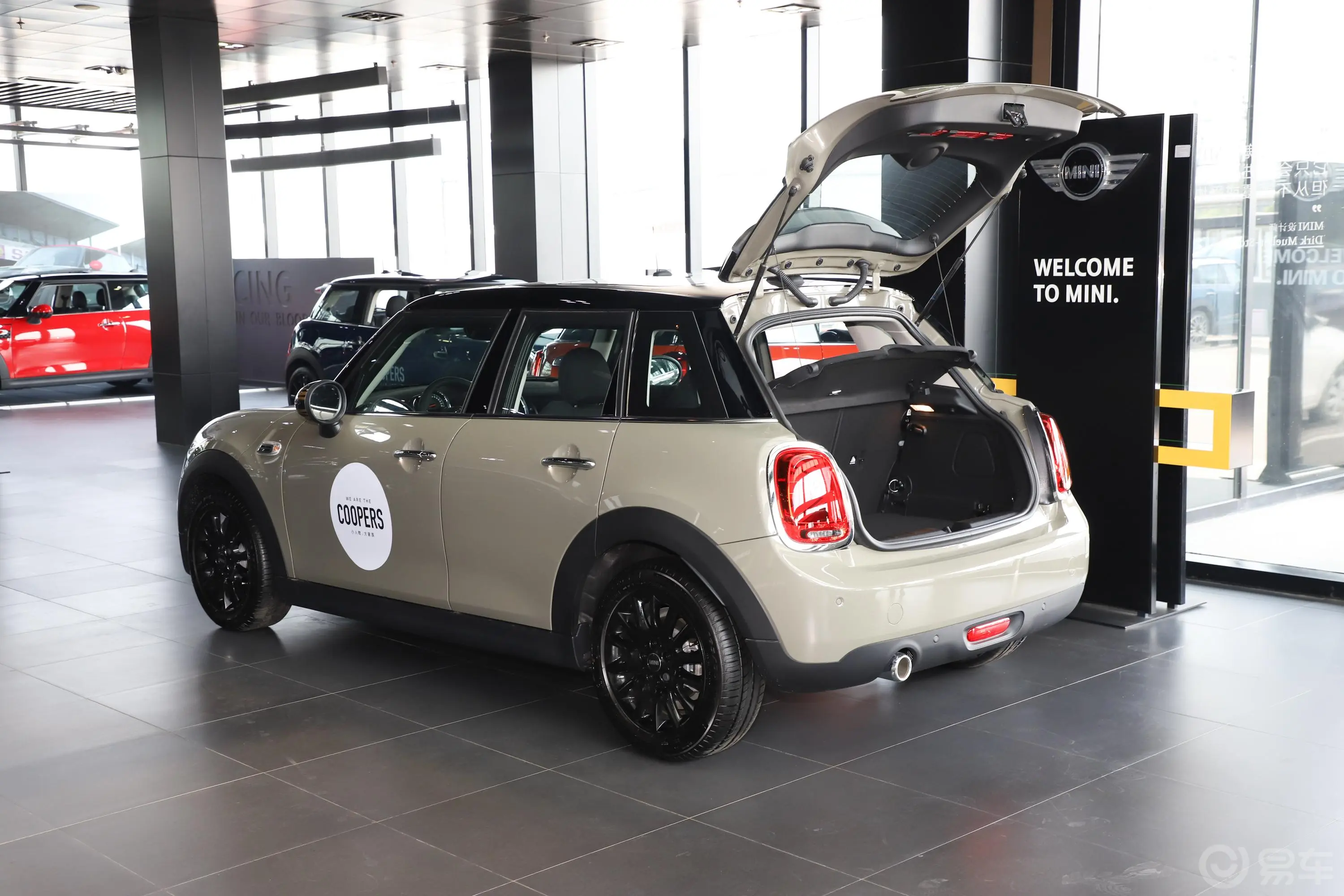 MINI1.5T COOPER 双离合 经典派 五门版后备厢开启45度侧拍