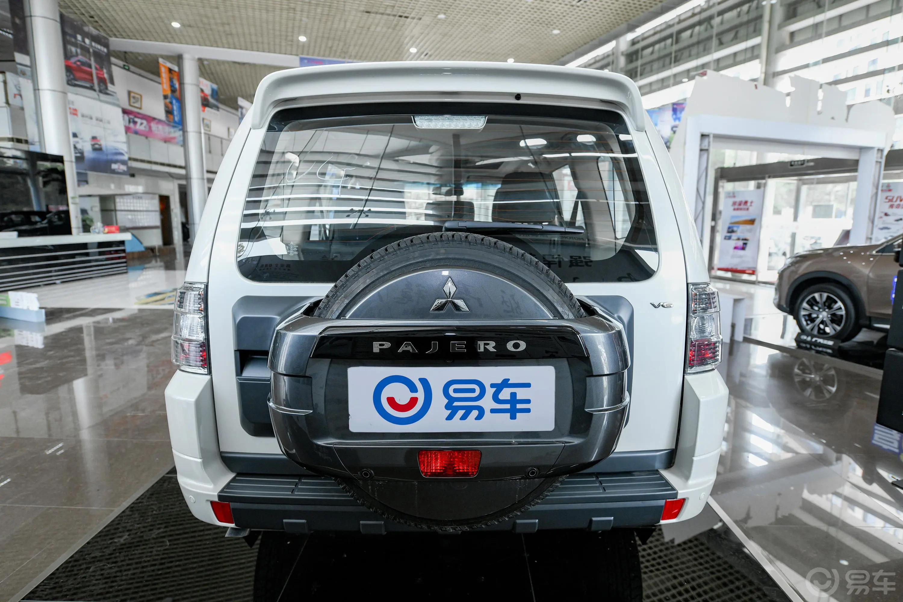 帕杰罗(进口)3.0L 舒适版正后水平