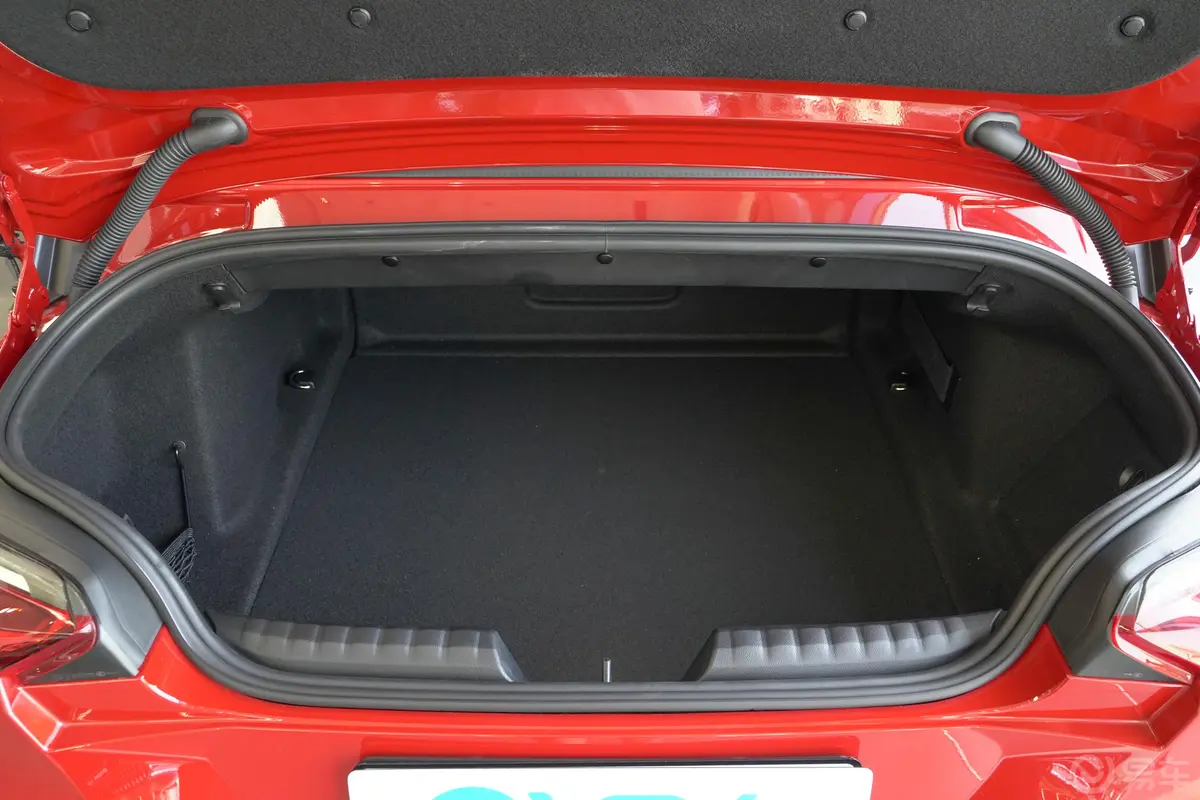 宝马Z4sDrive 25i M运动套装后备厢空间特写