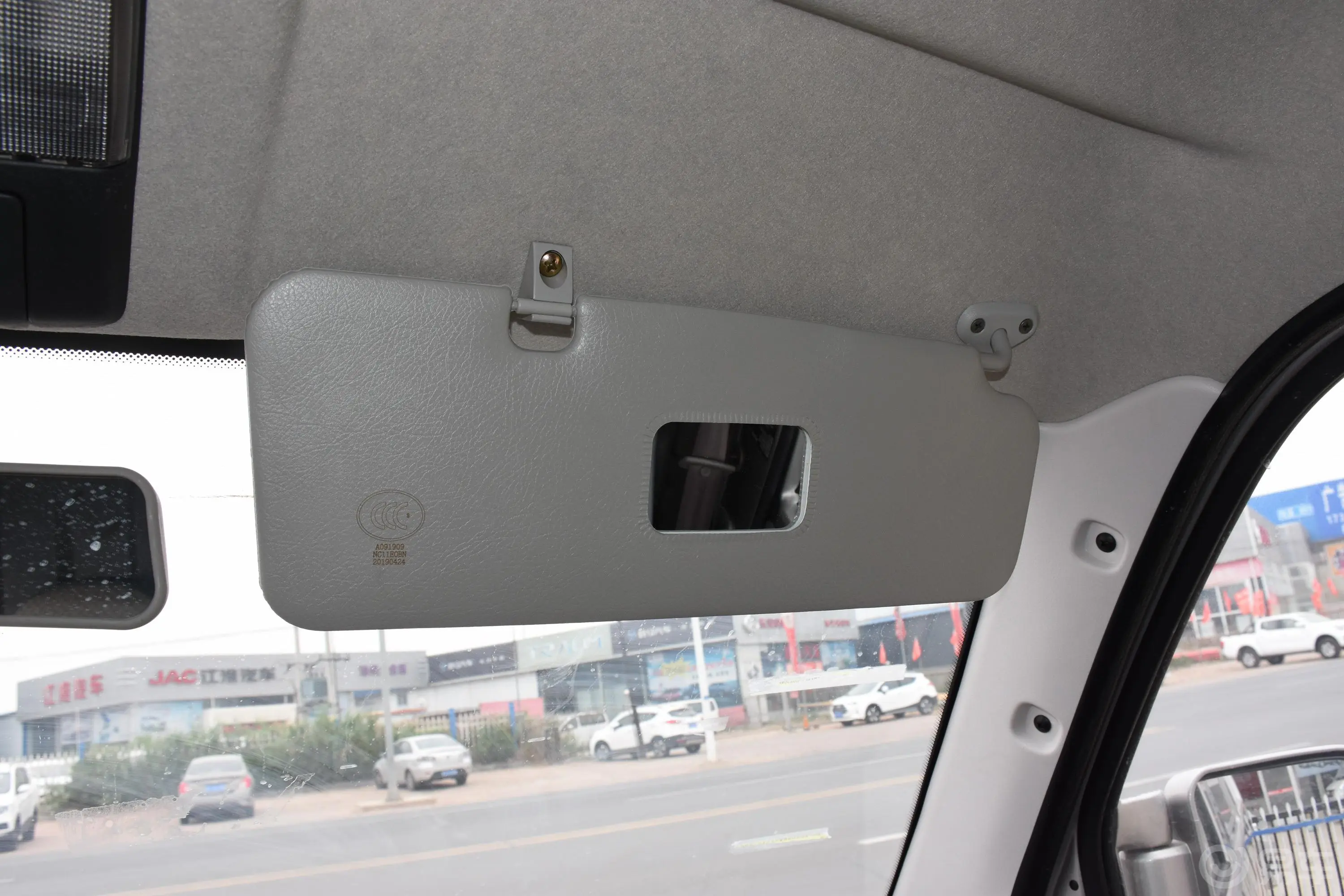 长安V31.2L 手动 汽油 DK12 2座 国V内饰