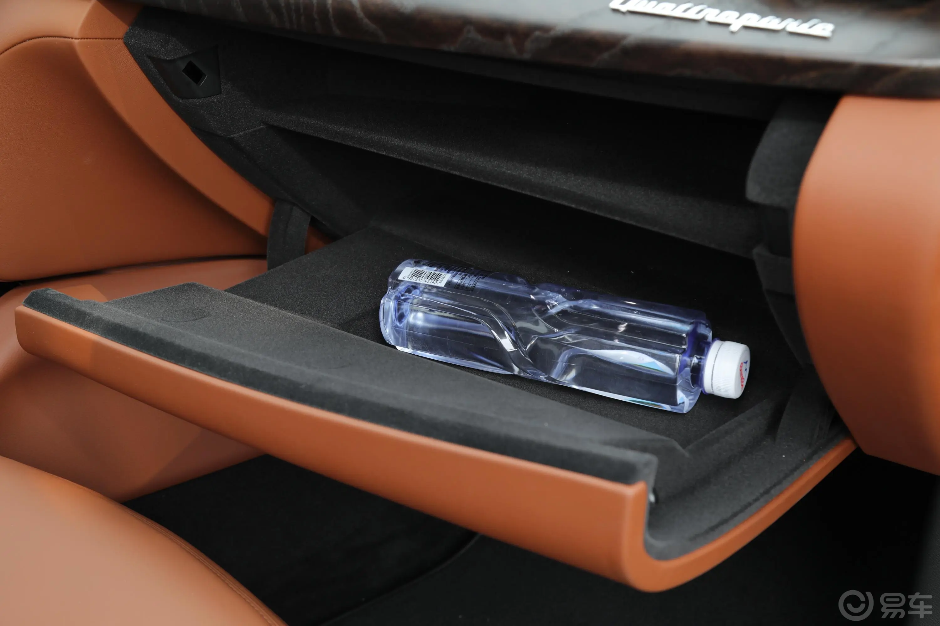 Quattroporte350Hp 豪华版手套箱空间水瓶横置