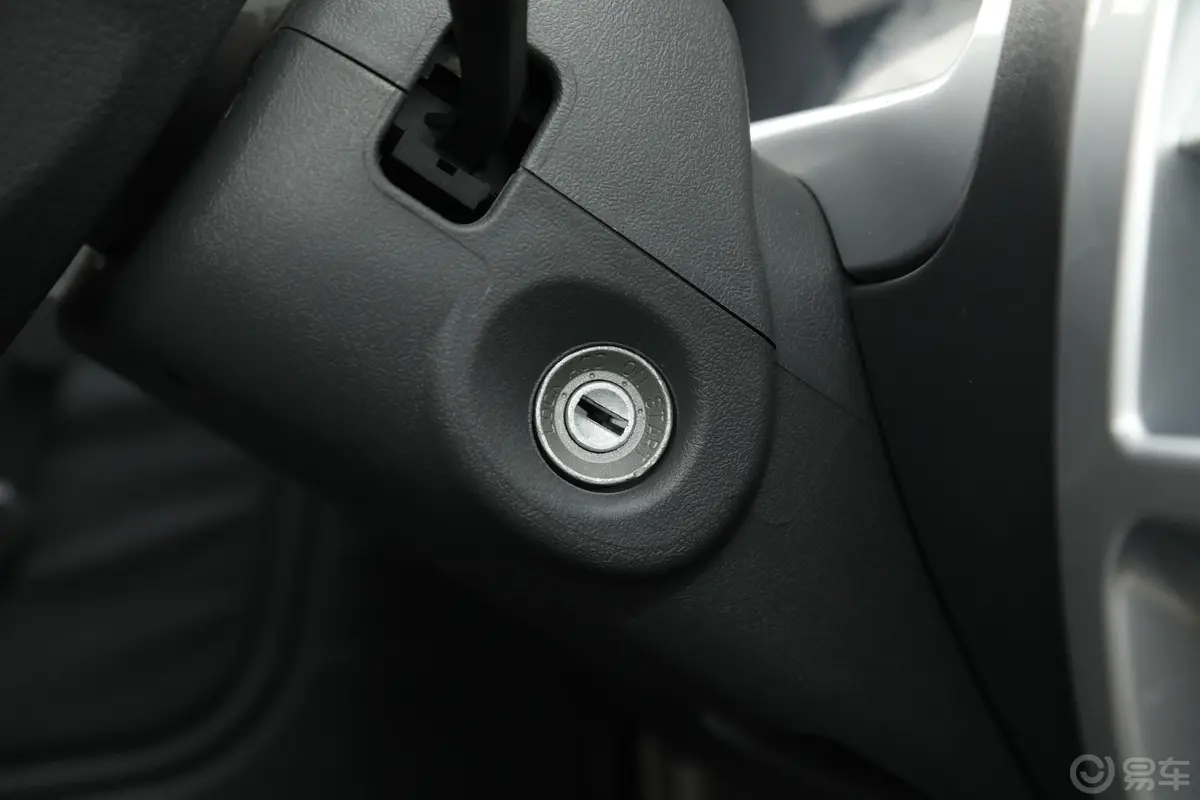 新豹MINI1.0L 汽油DK10单排2600货箱单后轮 国V钥匙孔或一键启动按键