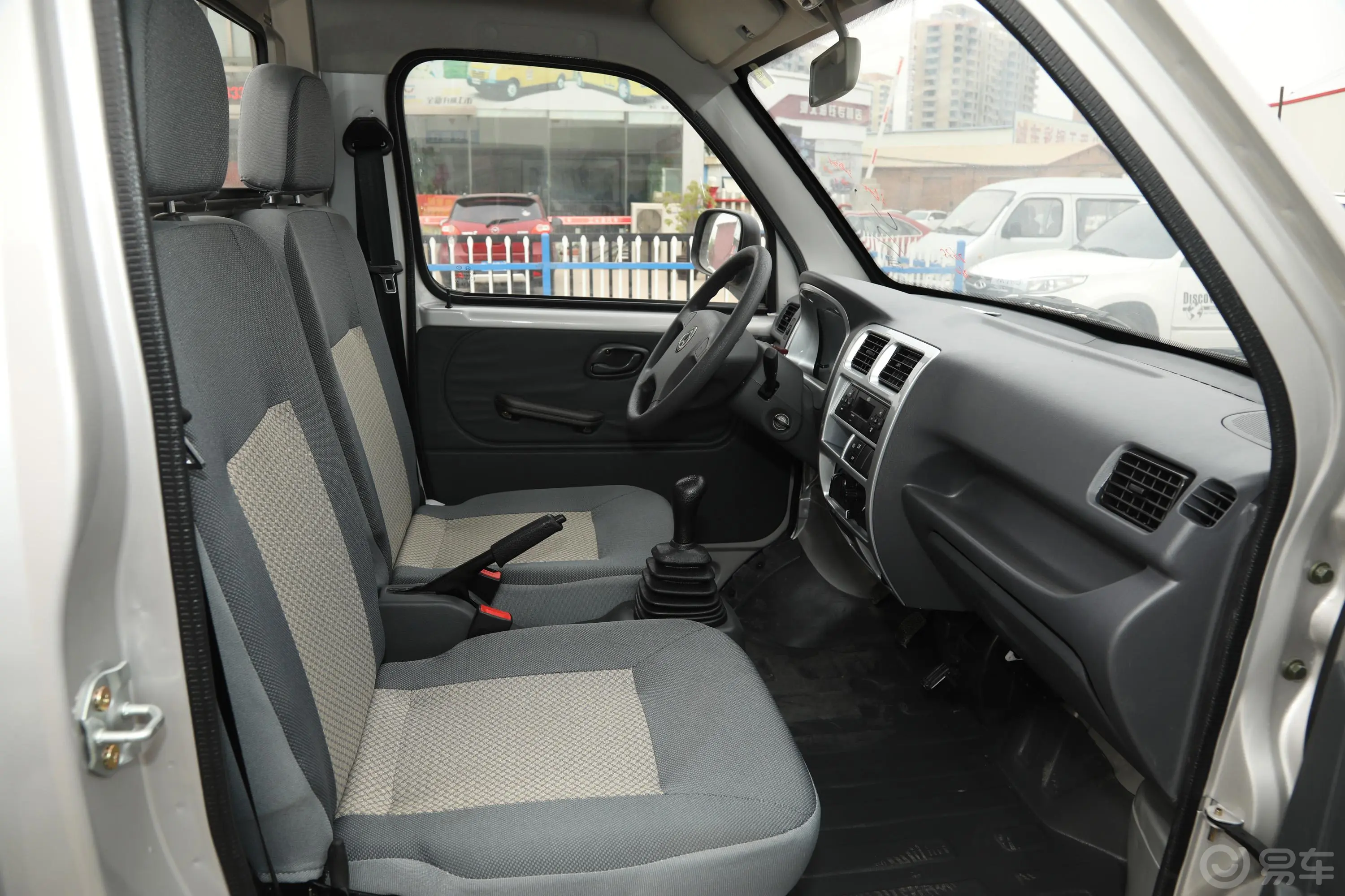 新豹MINI1.0L 汽油DK10单排2600货箱单后轮 国V副驾驶位区域