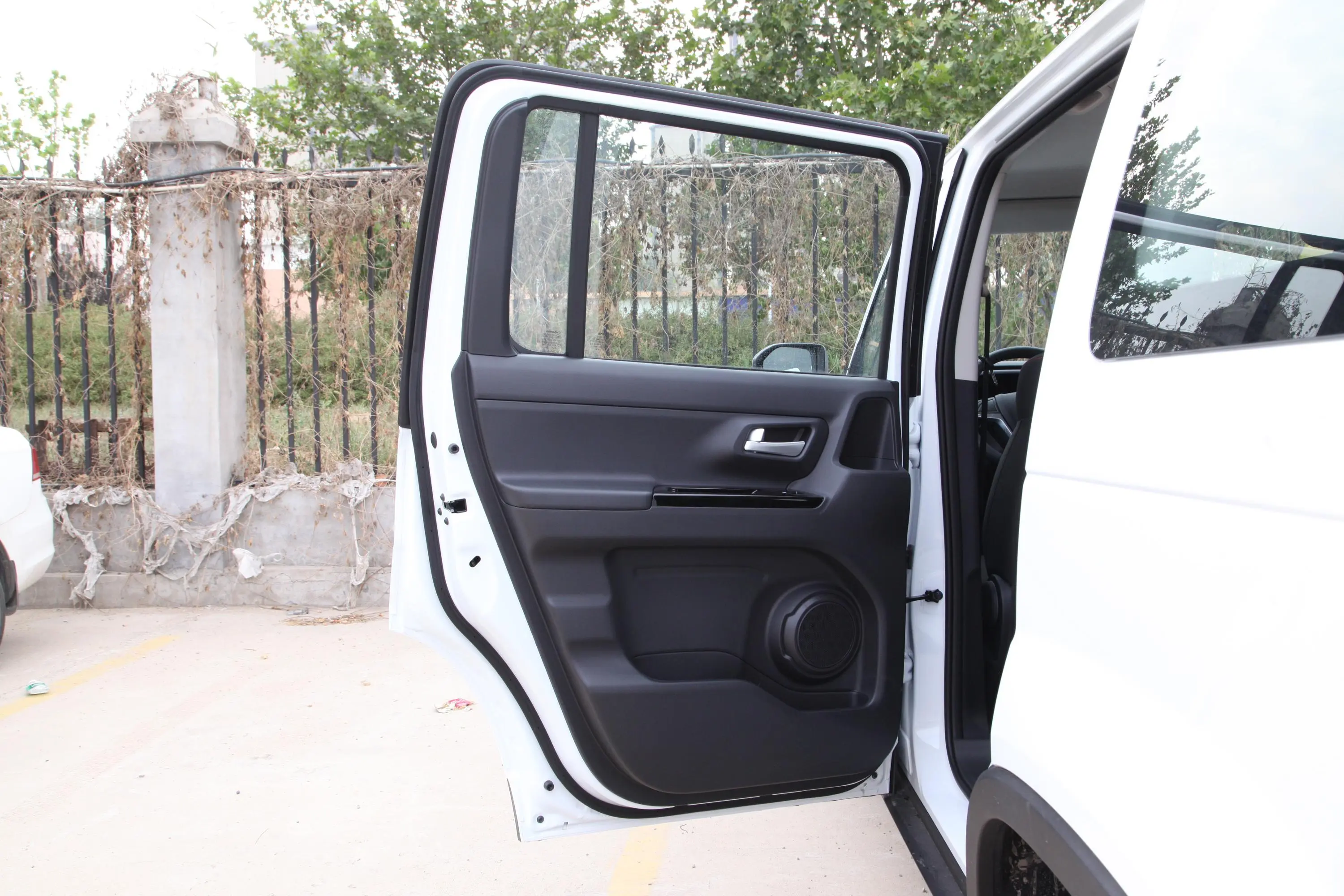 长安欧尚X70A1.5L 手动 标准版 7座 国Ⅵ驾驶员侧后车门