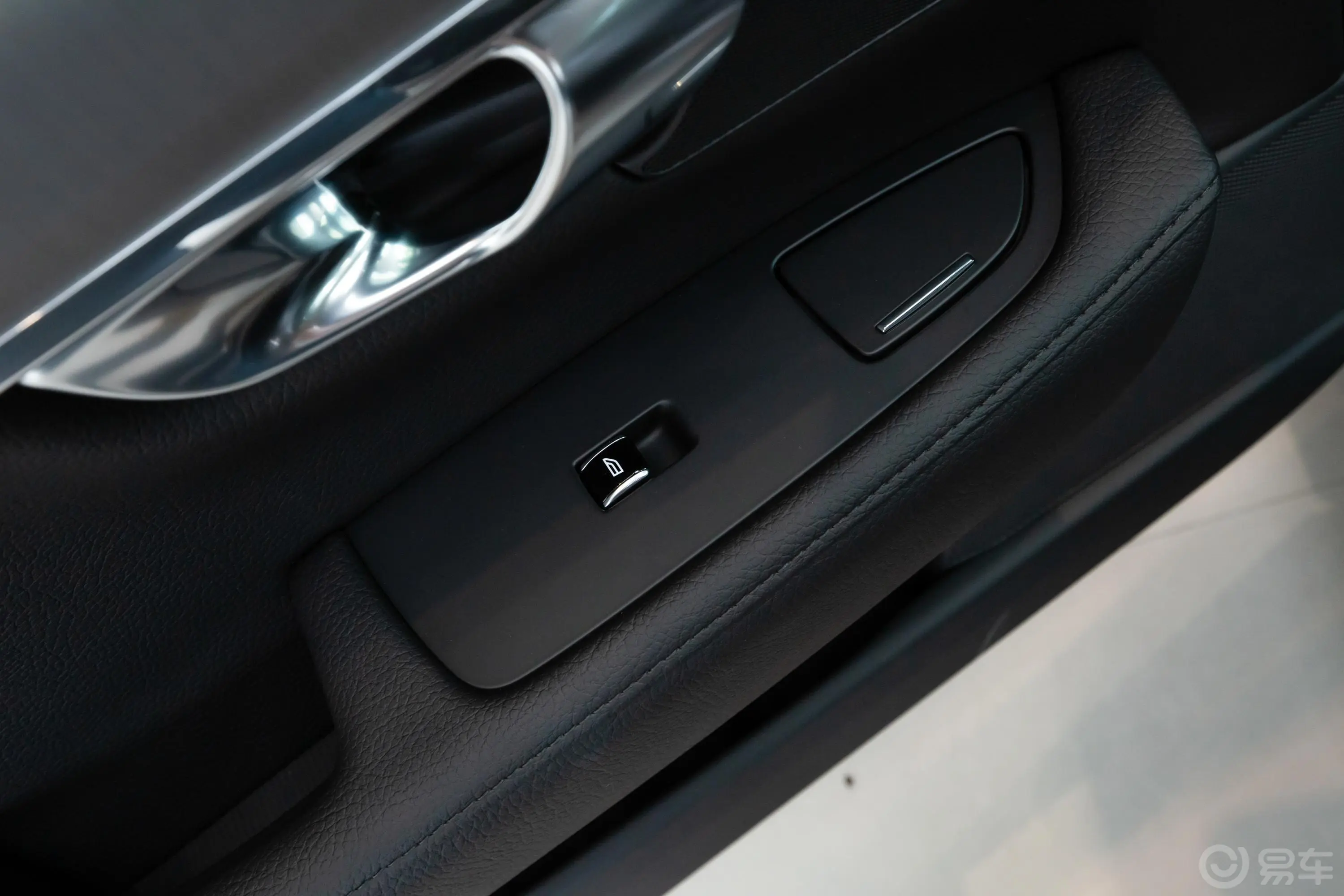 沃尔沃S90T4 智行豪华版后车窗调节