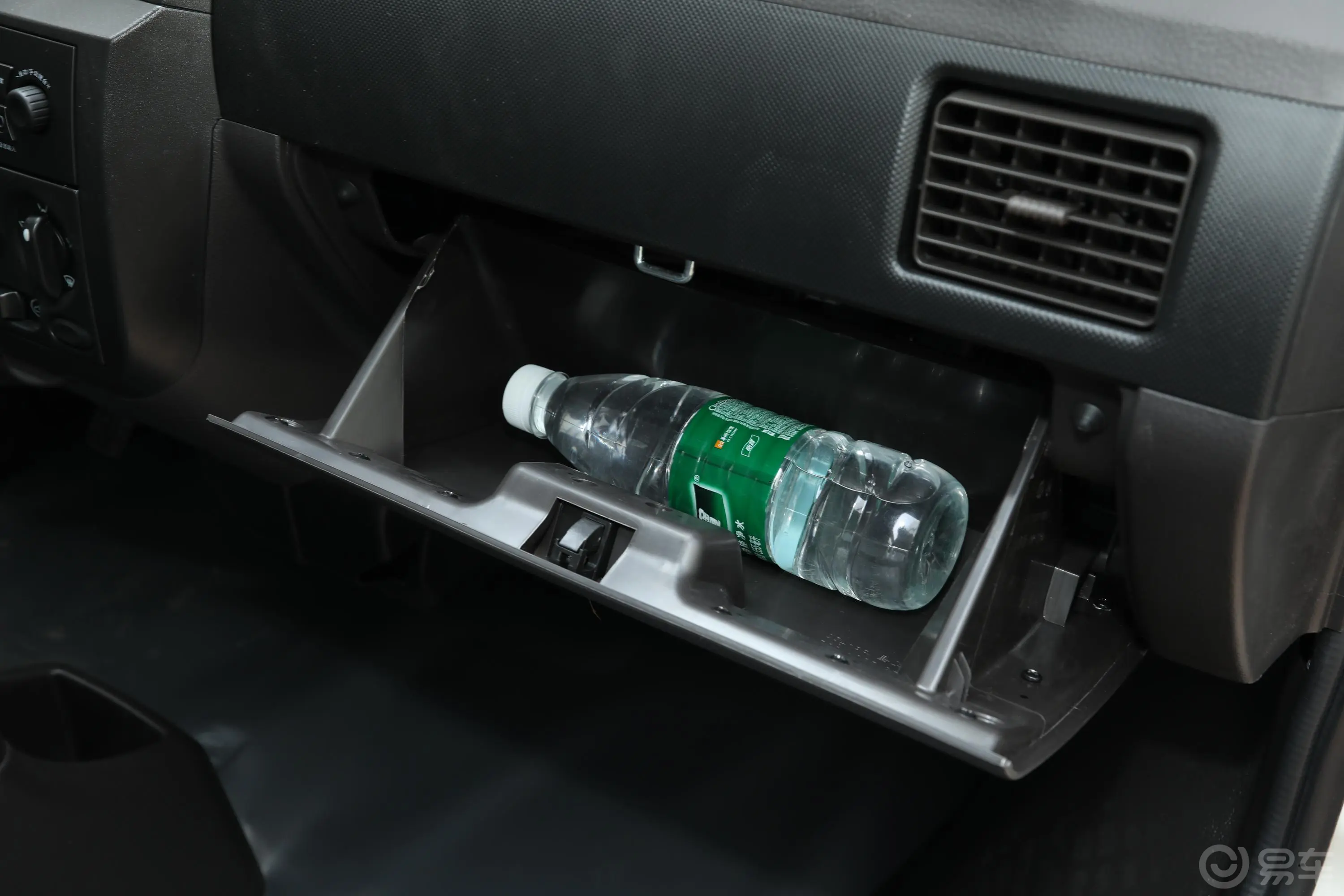 五菱荣光小卡1.2L 手动 基本型双排 国V手套箱空间水瓶横置
