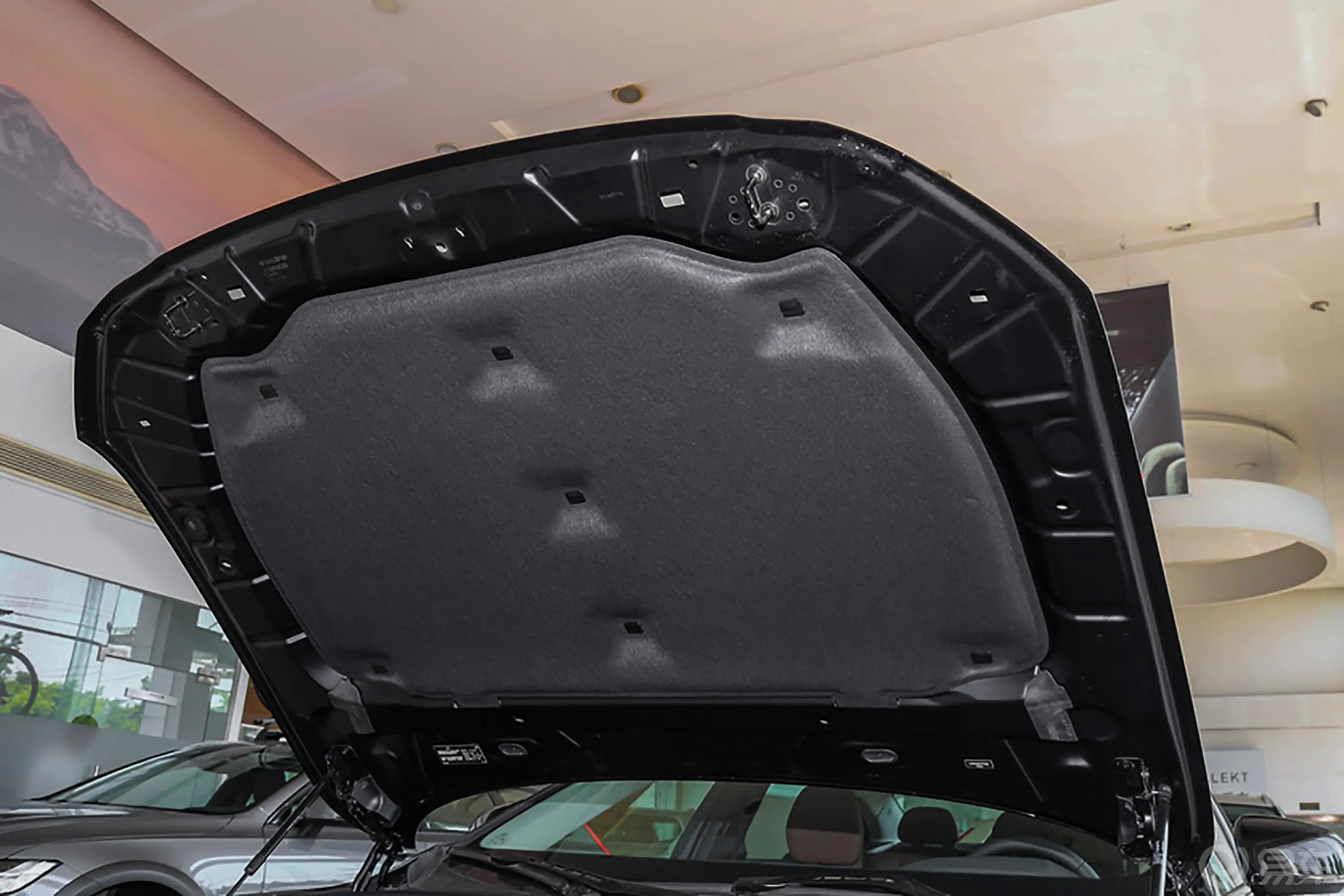 沃尔沃S90T4 智行豪华版发动机舱盖内侧