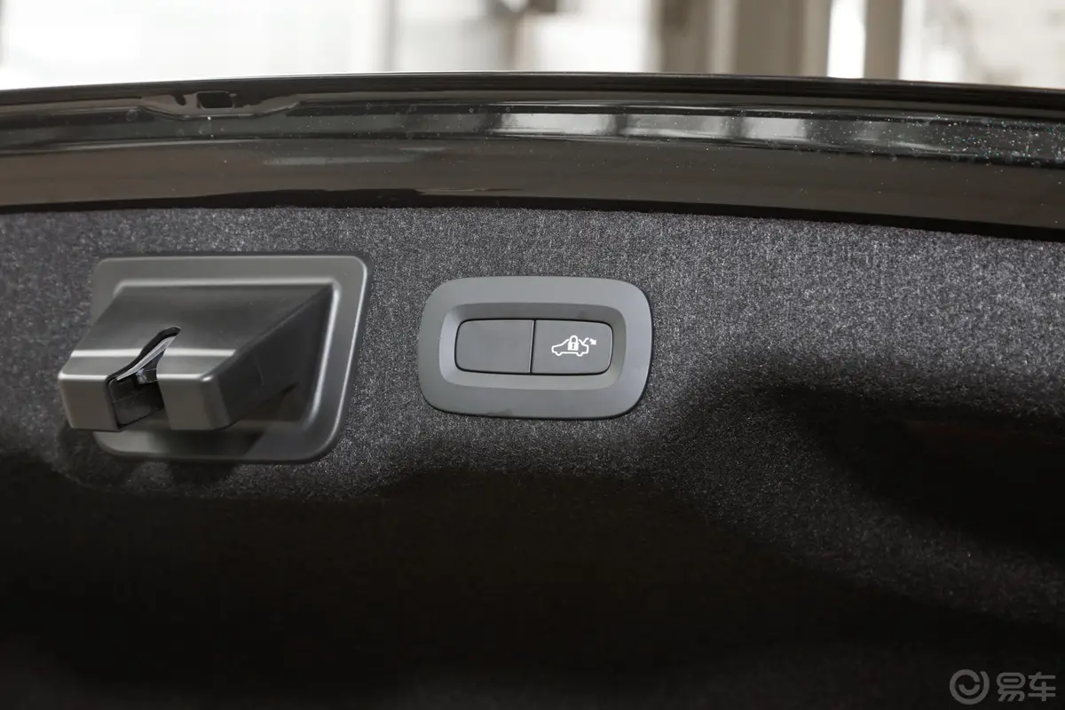 沃尔沃S90T5 智逸豪华版电动尾门按键（手动扶手）