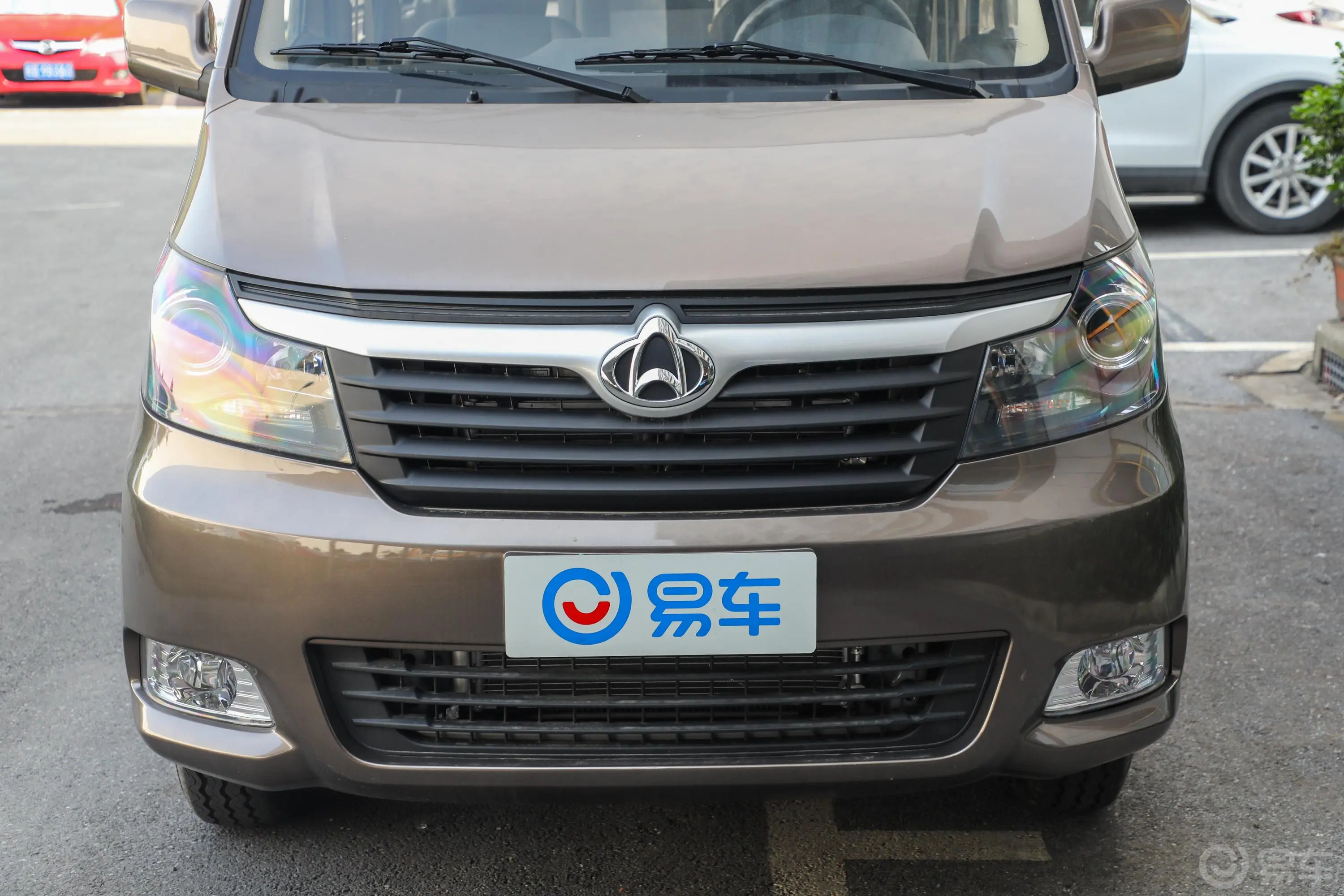 睿行M701.5L 手动 舒适型 平顶背掀门 CNG 6座 国V外观