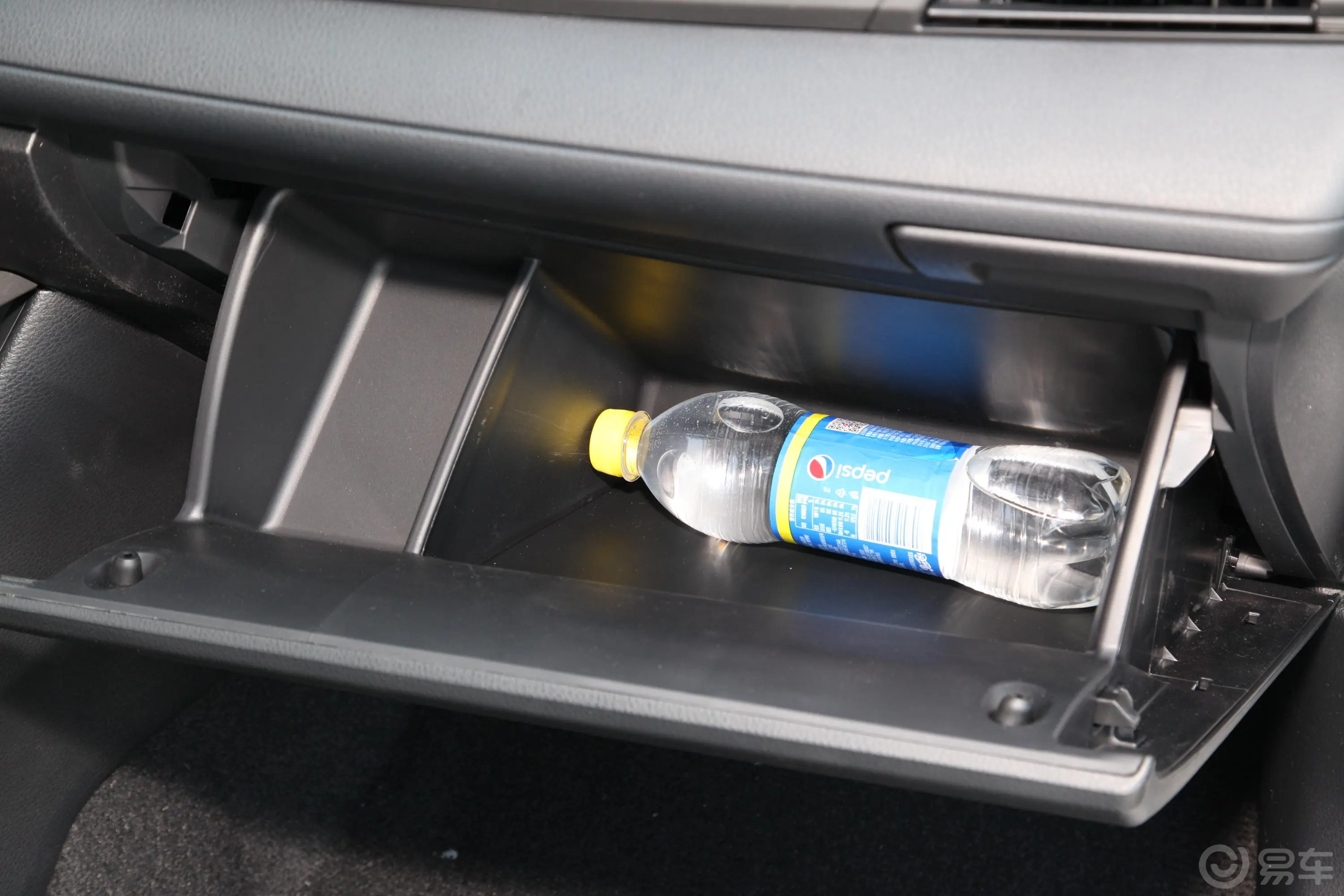 威驰1.5L 手动 创行版手套箱空间水瓶横置