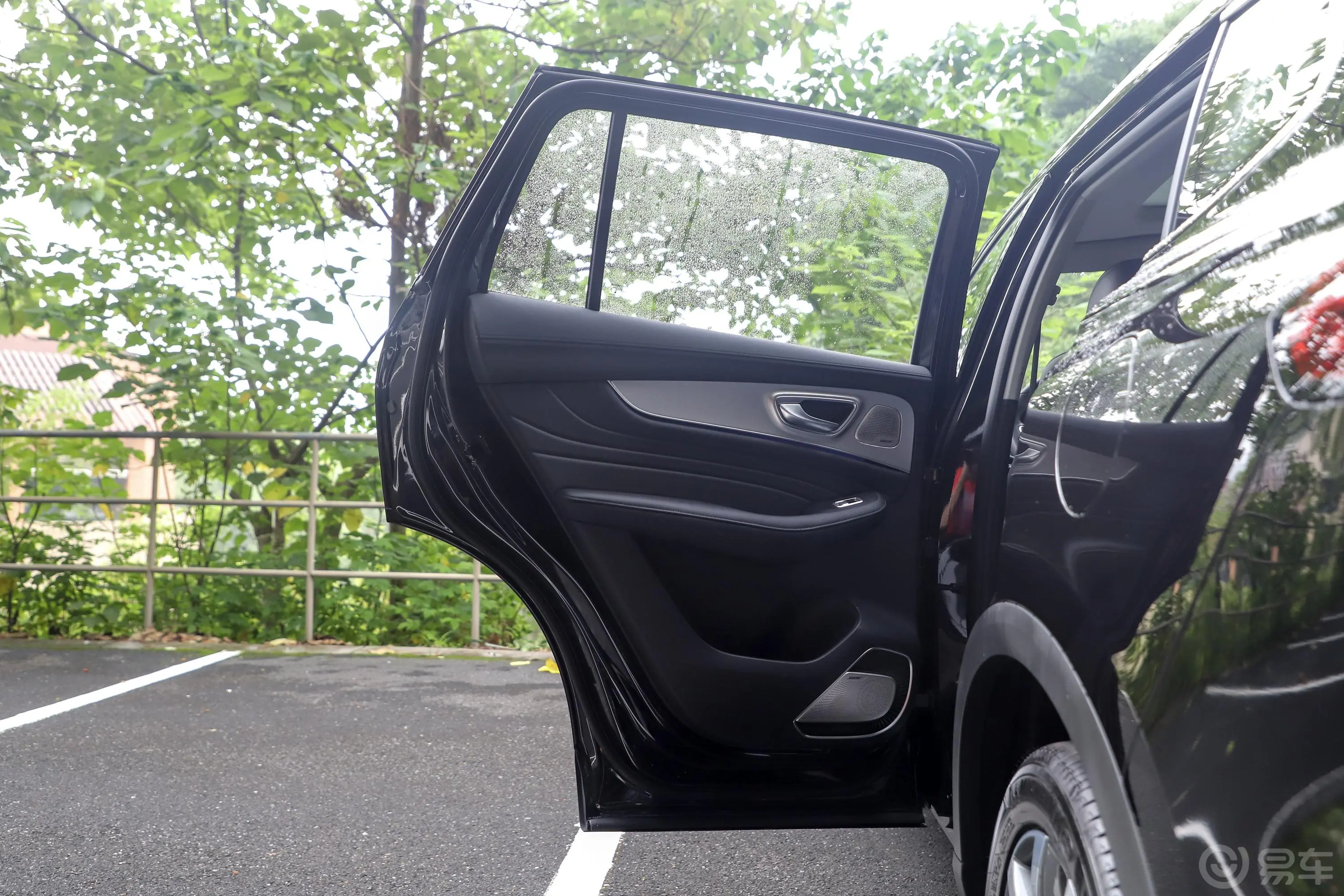 荣威RX5 MAX400TGI 双离合 四驱 智能座舱至尊版后排腿部空间