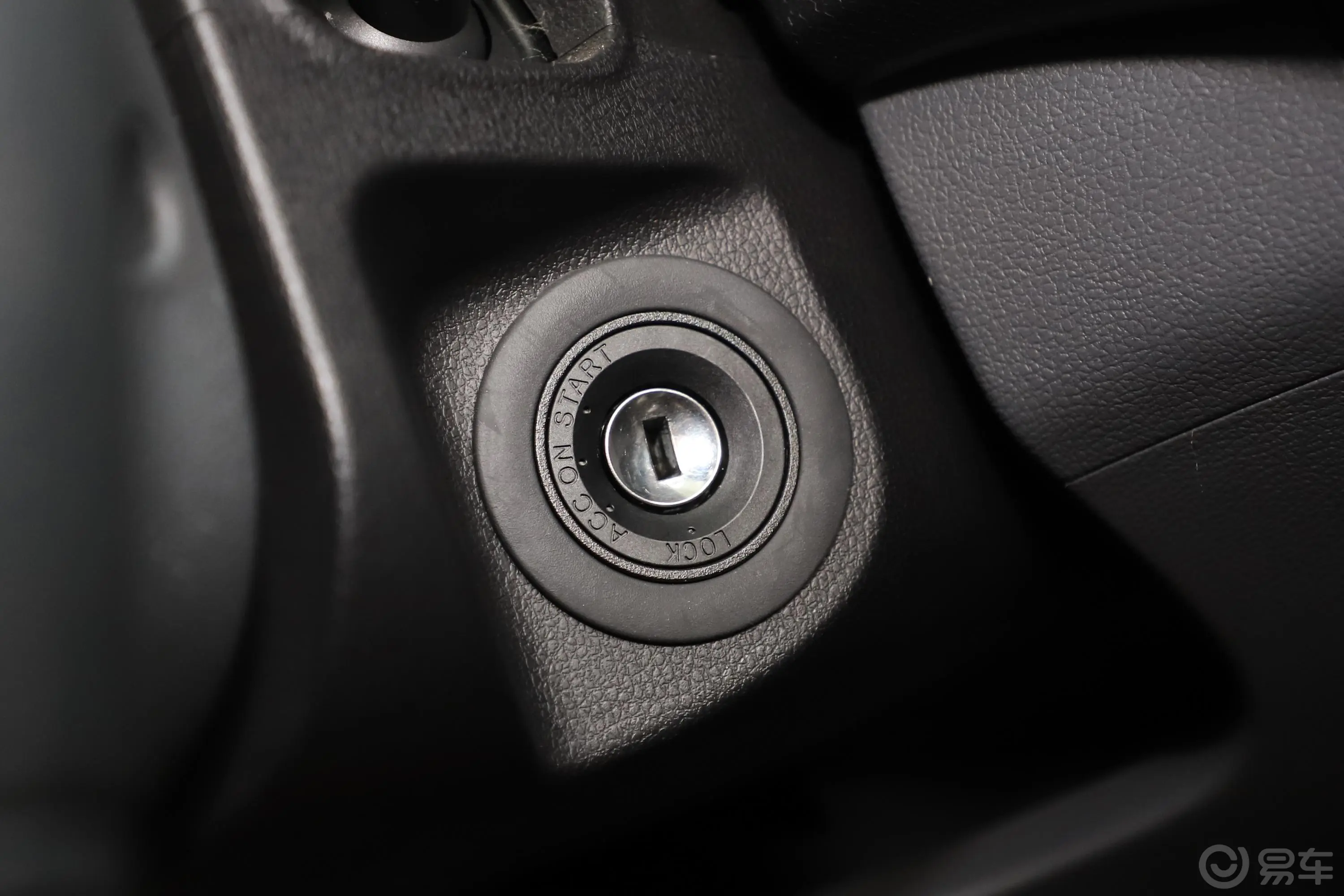 大通T60标厢 2.0T 手自一体 两驱 高底盘精英版 汽油钥匙孔或一键启动按键