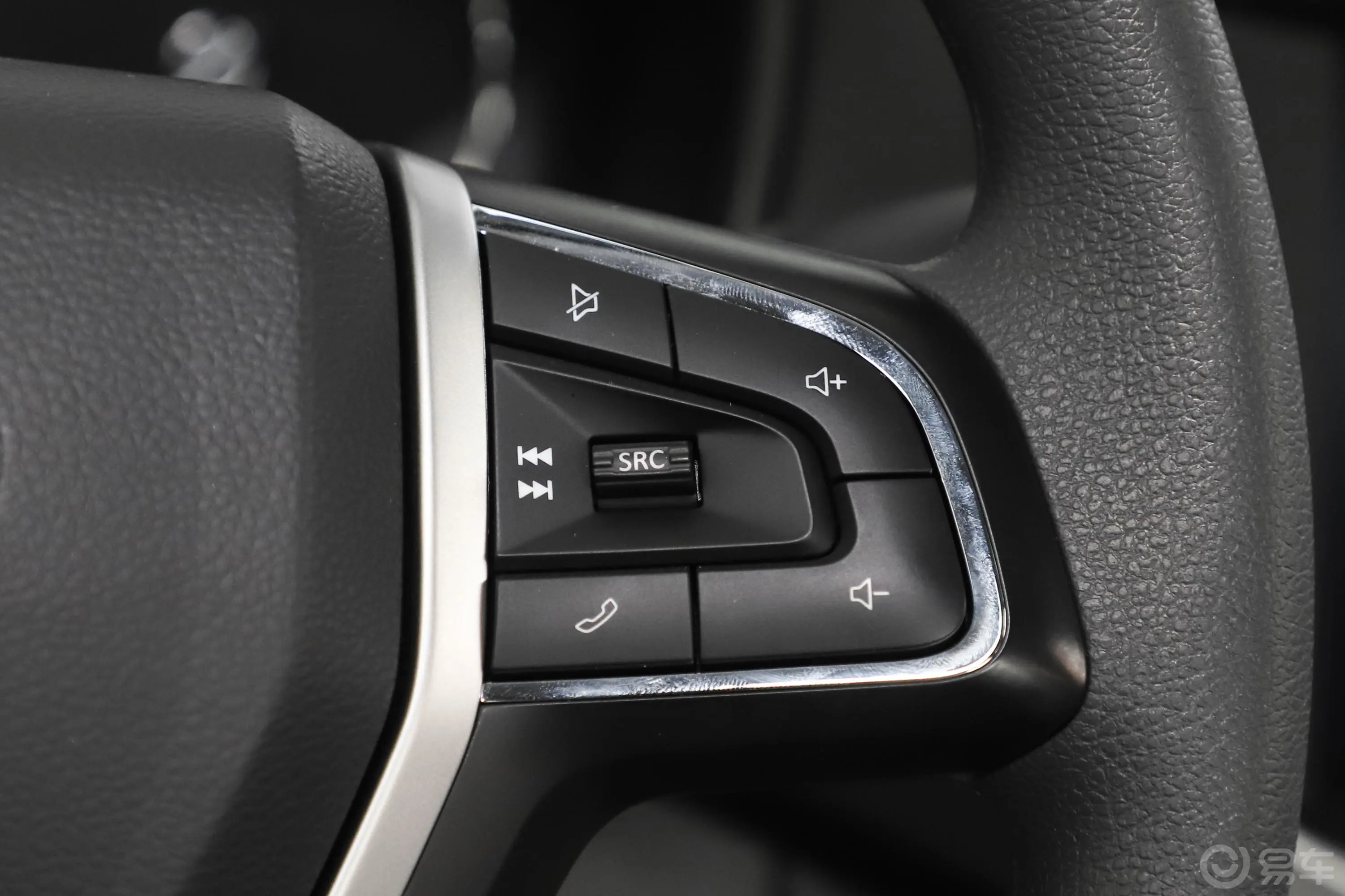 大通T60标厢 2.0T 手自一体 两驱 高底盘精英版 汽油右侧方向盘功能按键