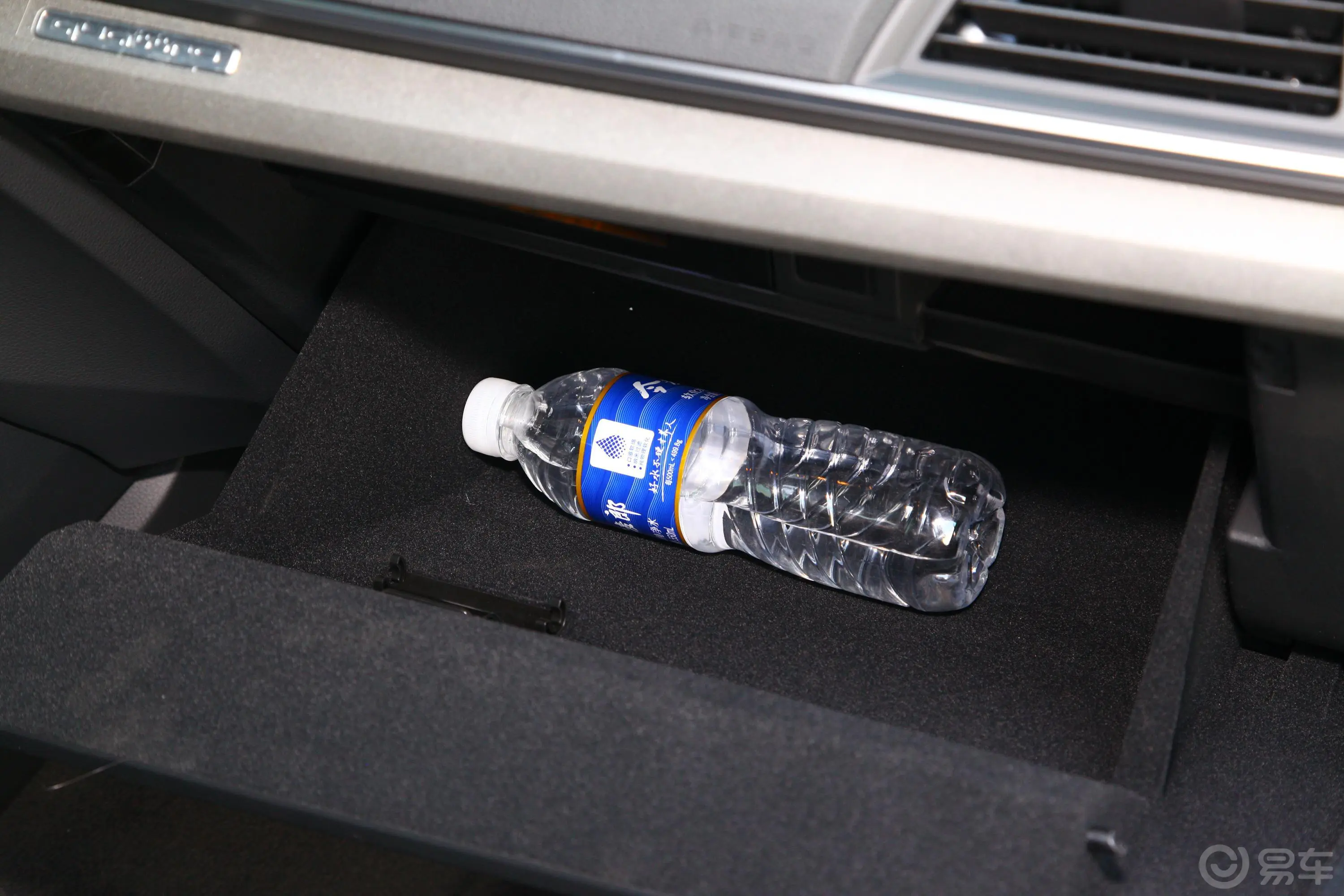 奥迪Q5L40 TFSI 荣享进取版 国VI手套箱空间水瓶横置