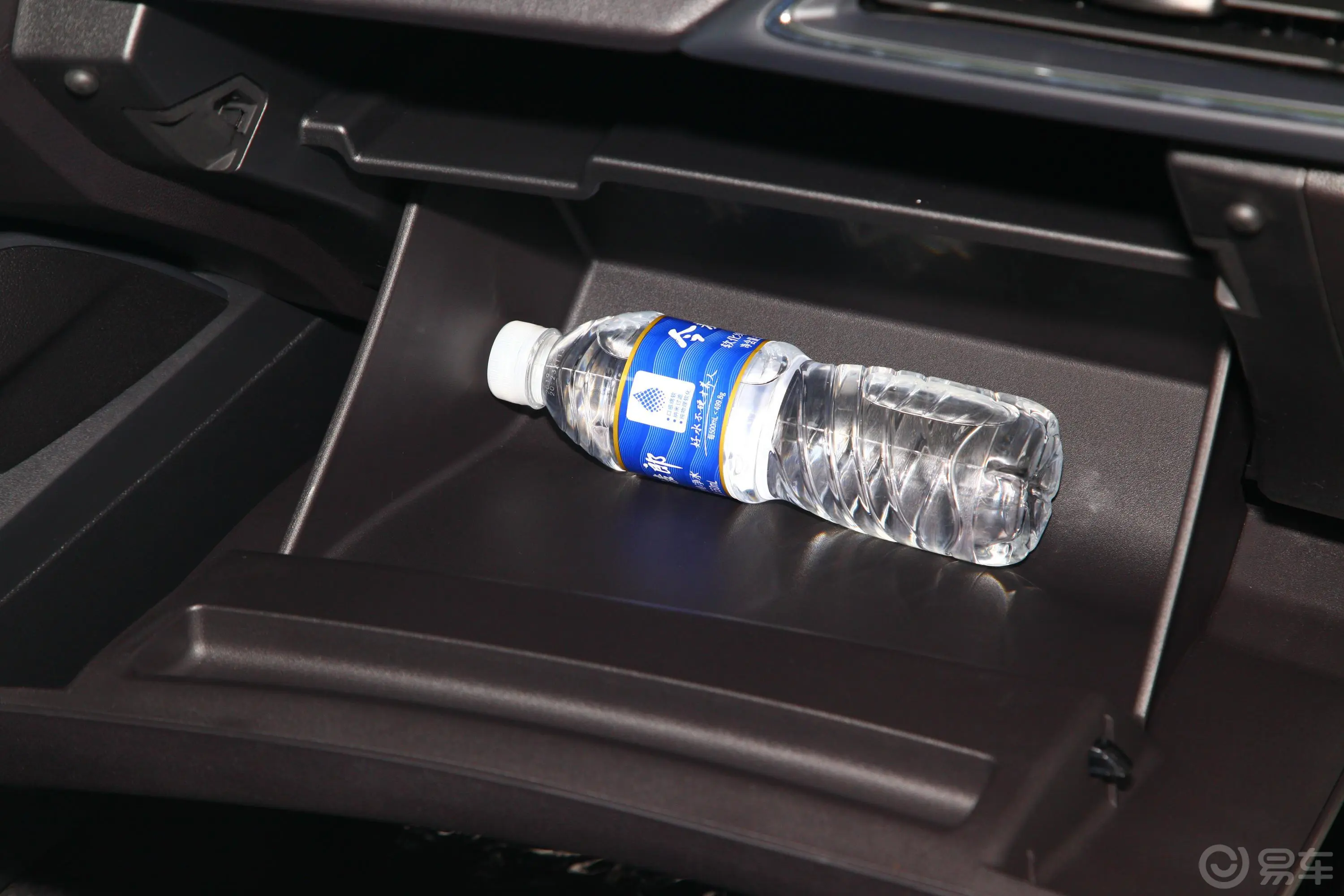 福睿斯改款 1.5L 手自一体 质享型 国VI手套箱空间水瓶横置