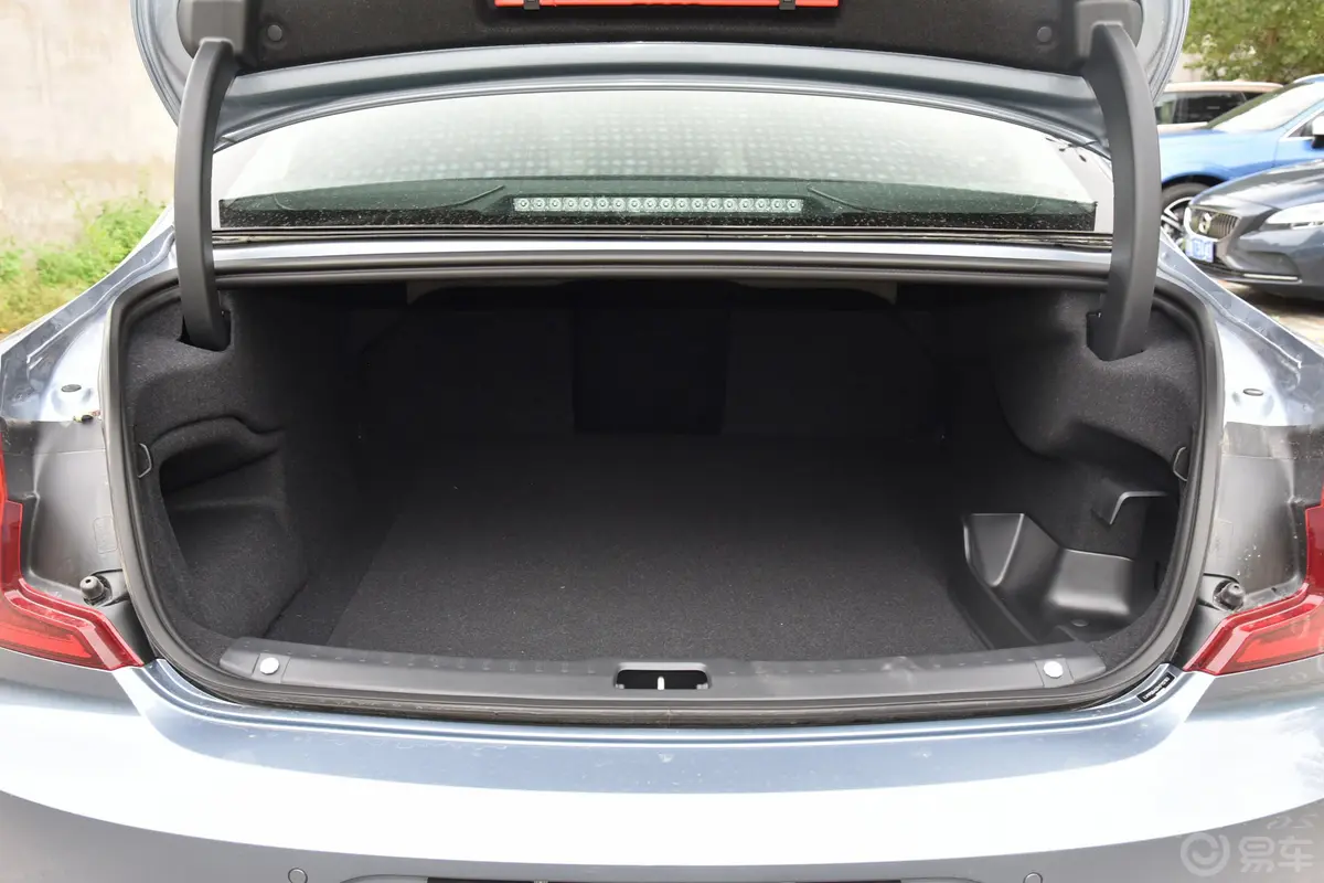 沃尔沃S90新能源T8 智雅版 国Ⅵ后备厢空间特写