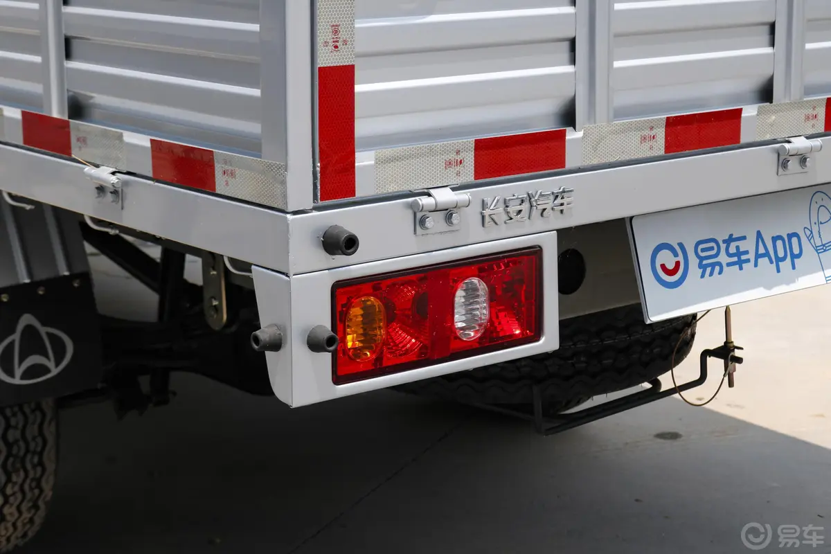 神骐T20T20L 载货车单排 1.5L 手动 舒适版 3.6米货箱尾灯侧45度俯拍