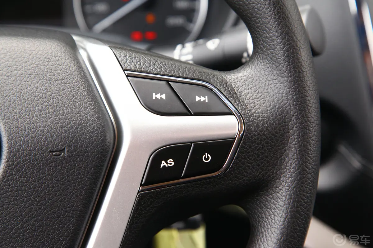 锐骐62.4L 手动 两驱 标准版 汽油 国V右侧方向盘功能按键