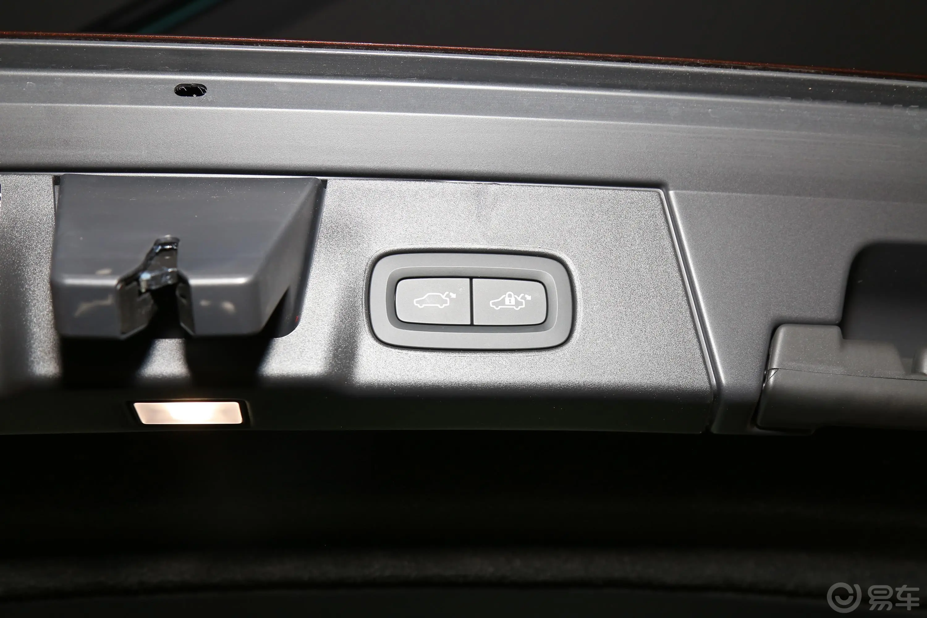 沃尔沃V90Cross Country T5 四驱 智远版 国Ⅵ电动尾门按键（手动扶手）