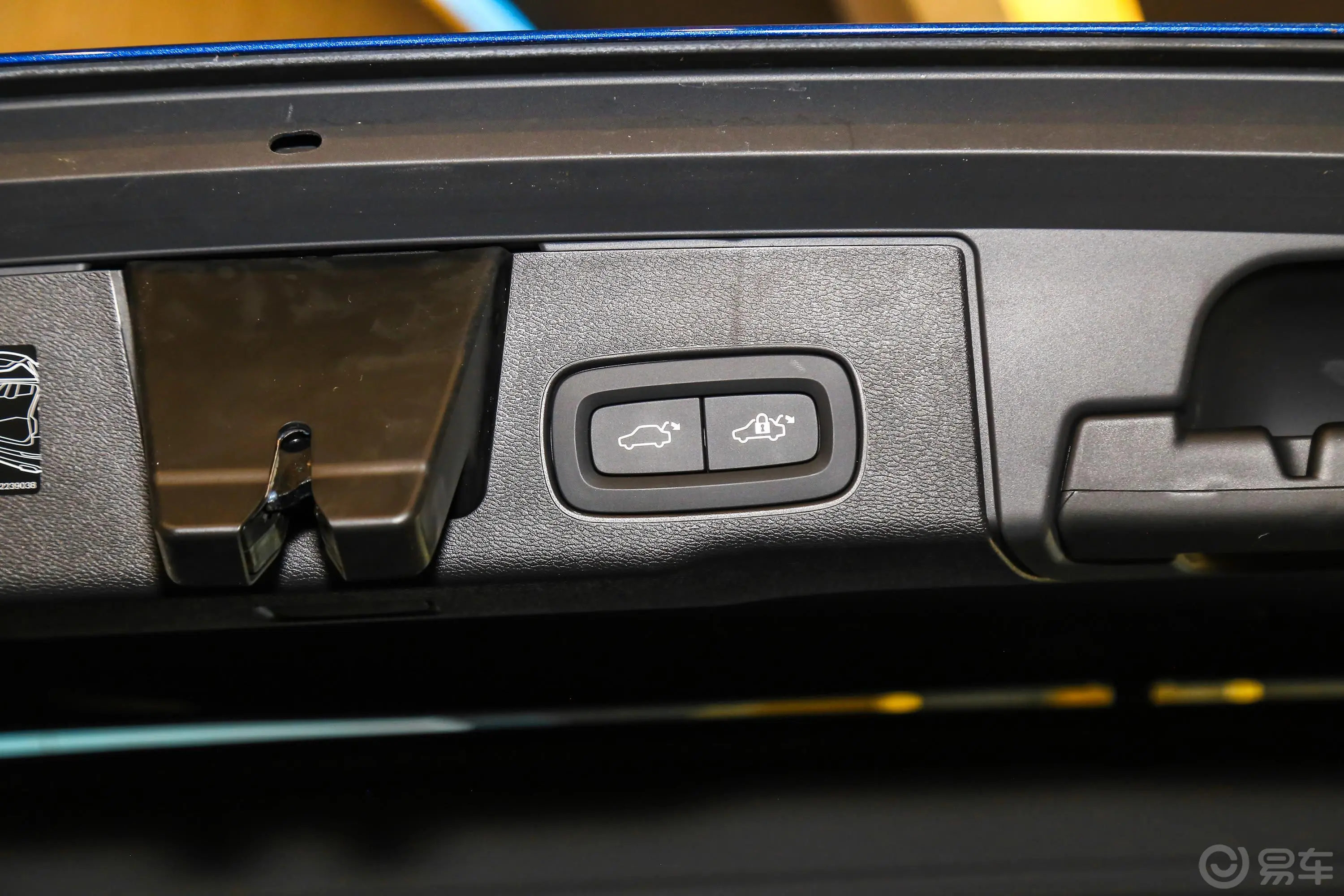 沃尔沃XC60 RECHARGET8 智雅运动版 国Ⅵ电动尾门按键（手动扶手）