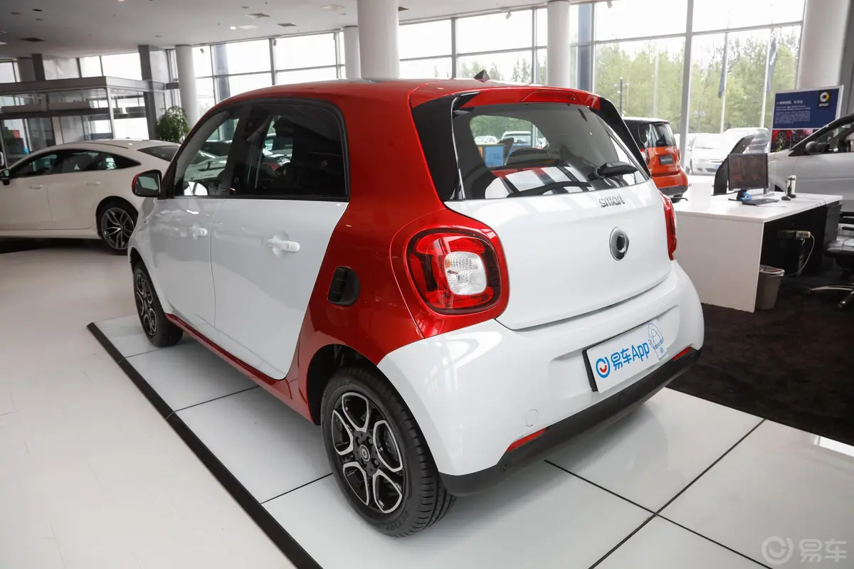 smart forfour1.0L 52千瓦激情版侧后45度车头向左水平