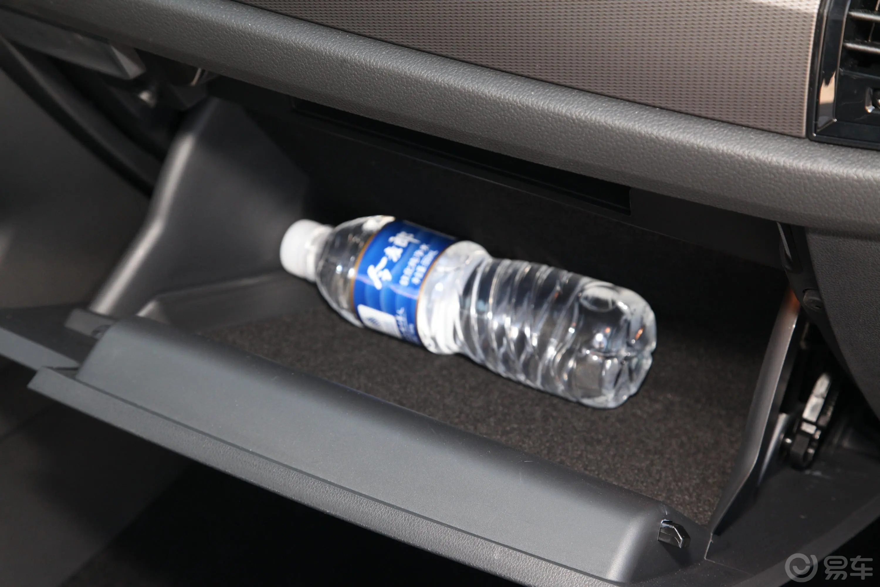 柯迪亚克GTTSI330 双离合 两驱 标准版 国VI手套箱空间水瓶横置