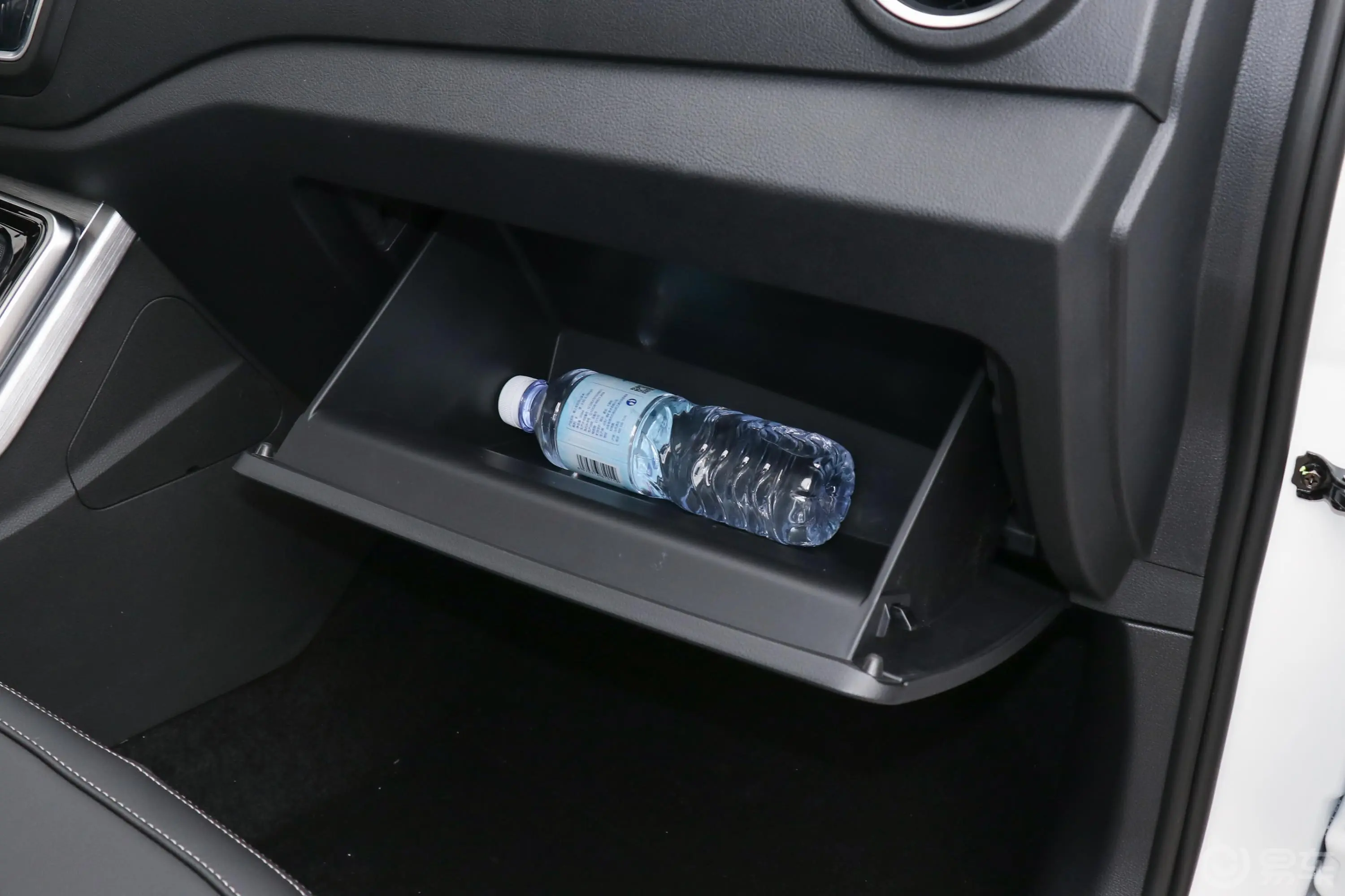 奔腾X401.6L 手动 舒适型 国VI手套箱空间水瓶横置