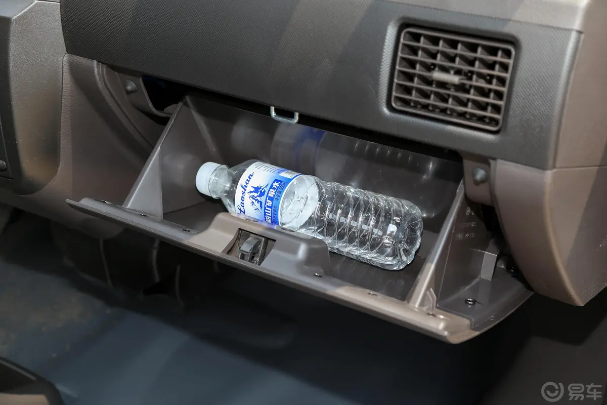 五菱荣光小卡1.5L 手动 基本型单排 国VI手套箱空间水瓶横置