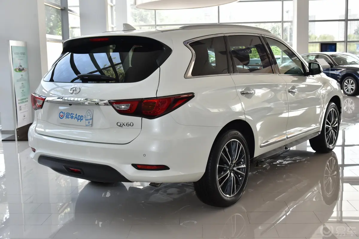 英菲尼迪QX60(进口)冠军家庭版 2.5 S/C Hybrid 卓越版侧后45度车头向右水平