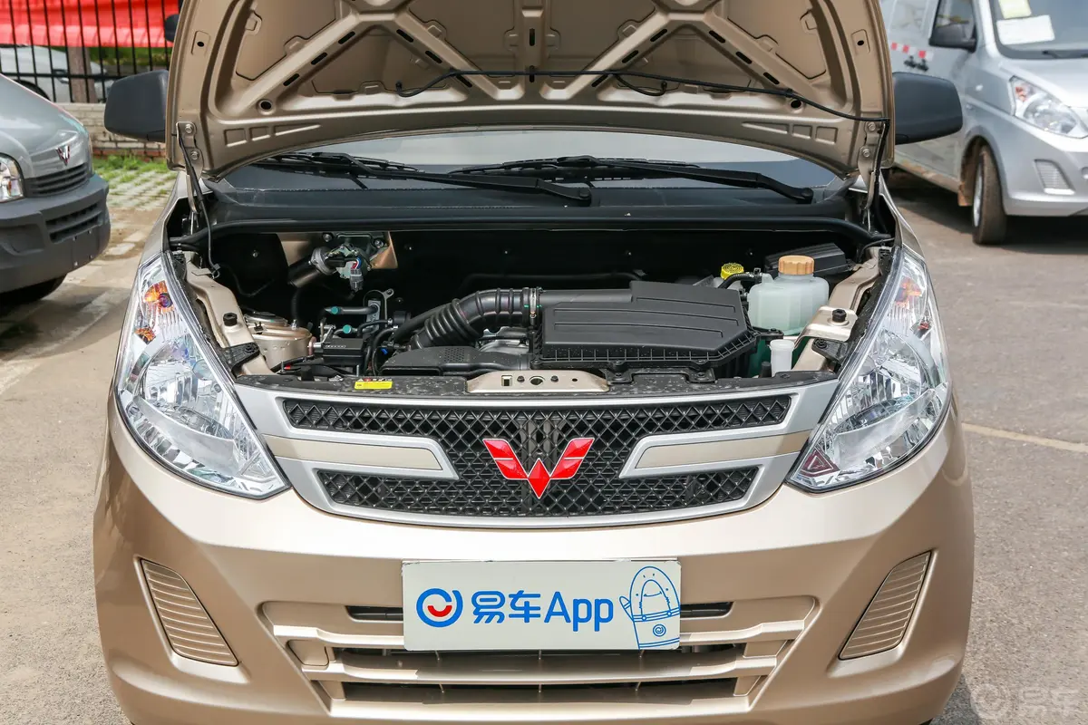 五菱荣光V1.5L 手动 实用型厢式运输车 国V发动机舱整体